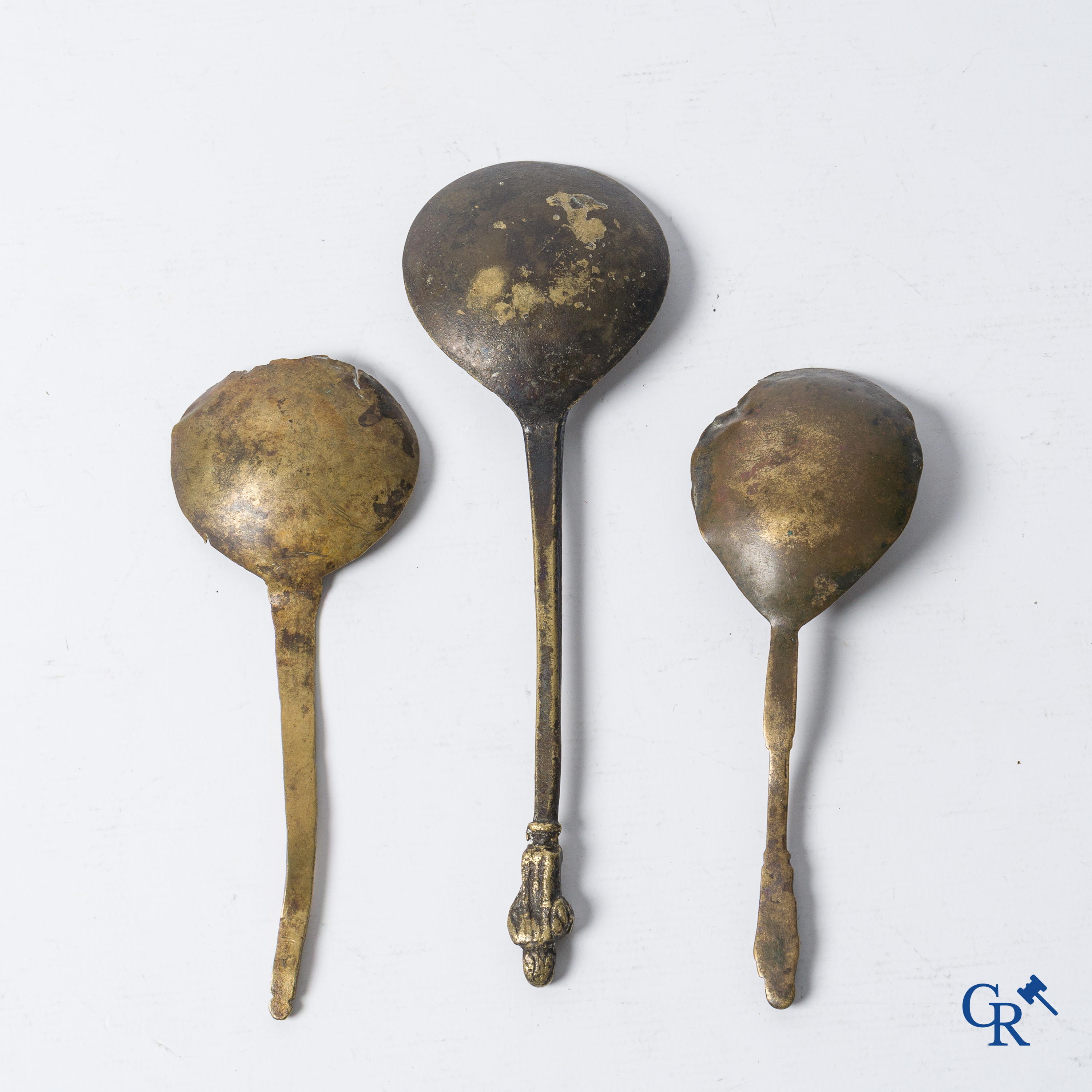 Haute époque. 3 spoons in copper and bronze, 2 of which with apostles. Hallmarks. Flanders 2nd half 15th, early 16th century.
