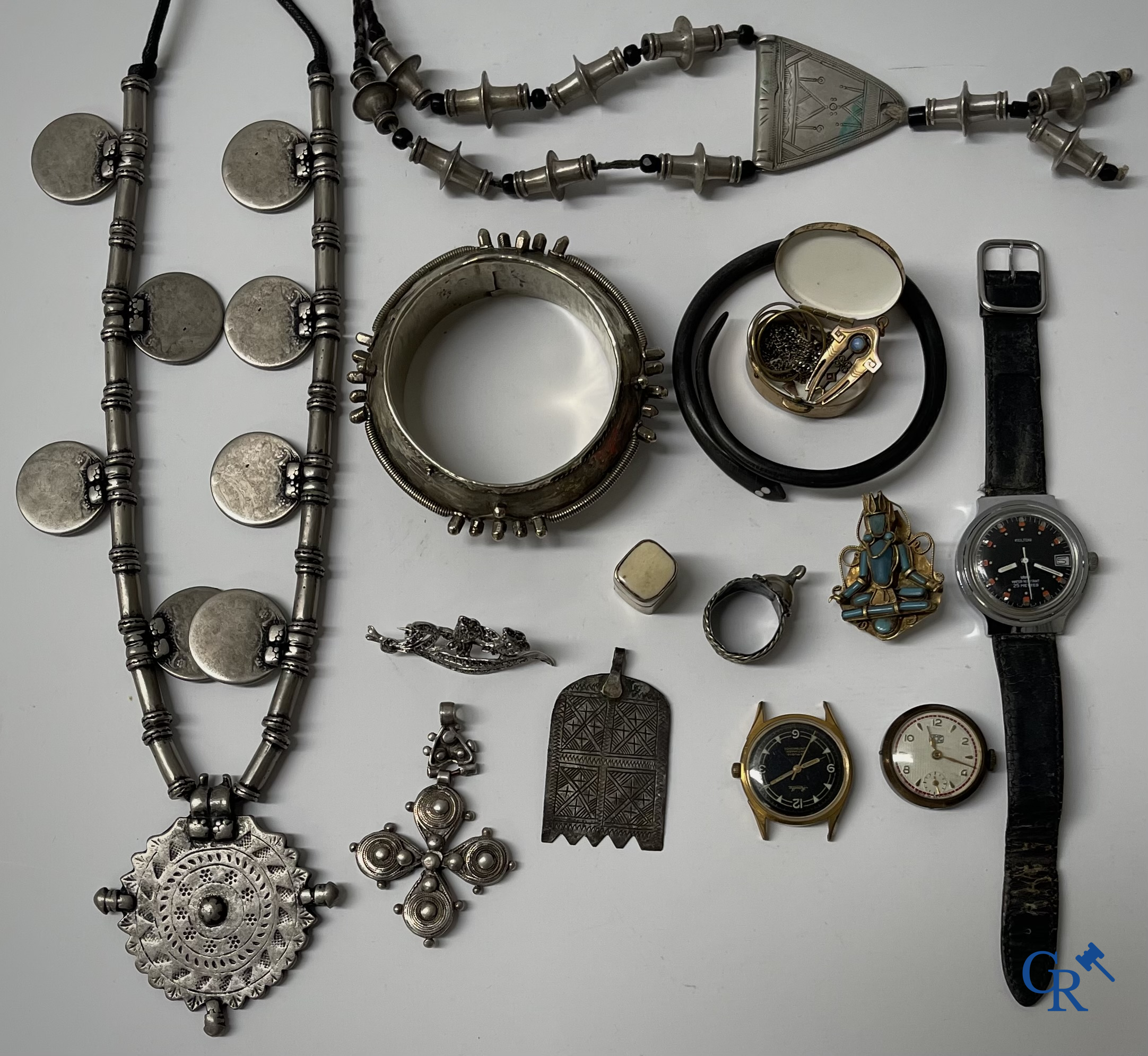 Juwelen. Lot objecten en juwelen in zilver of met zilver montuur. Een lot met uurwerken en juwelen in metaal bijgevoegd.