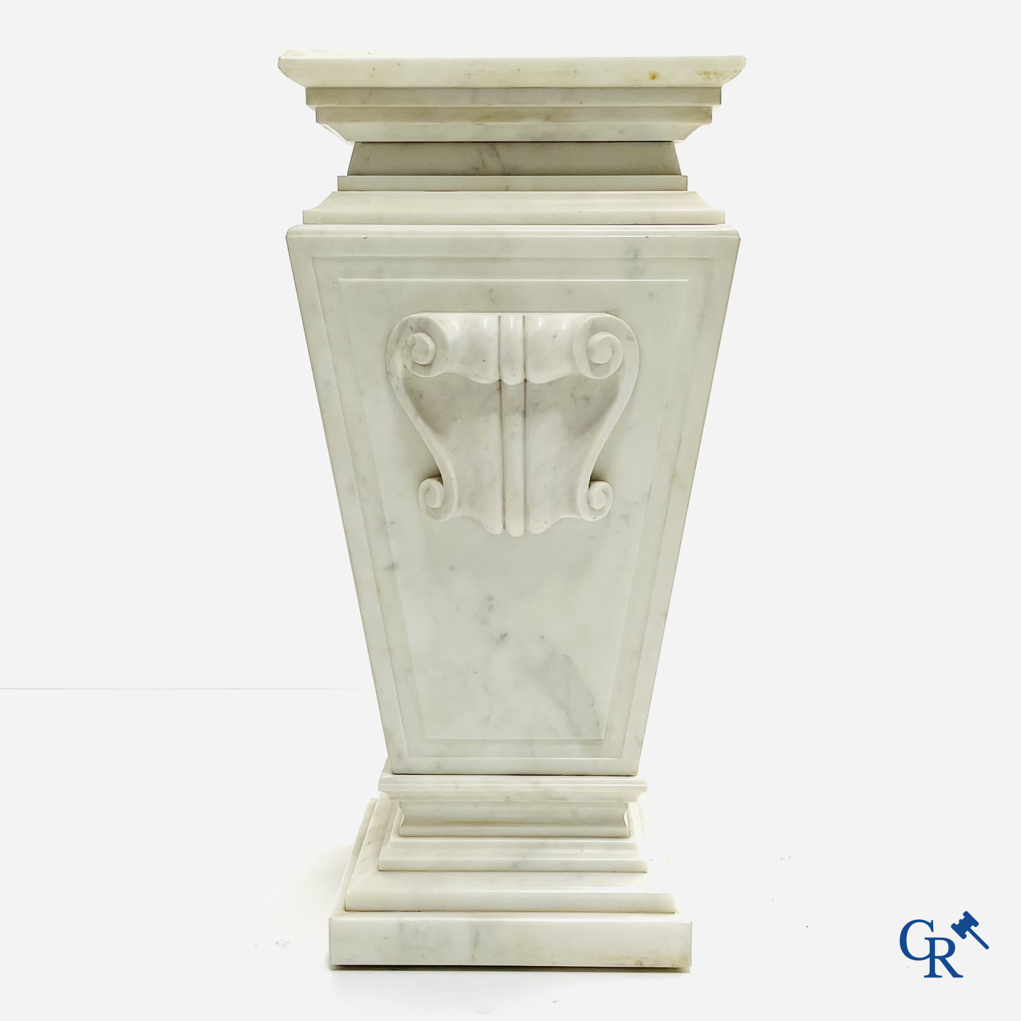 Imposing pedestal in Carrara marble. Belle epoque style. 20th century.