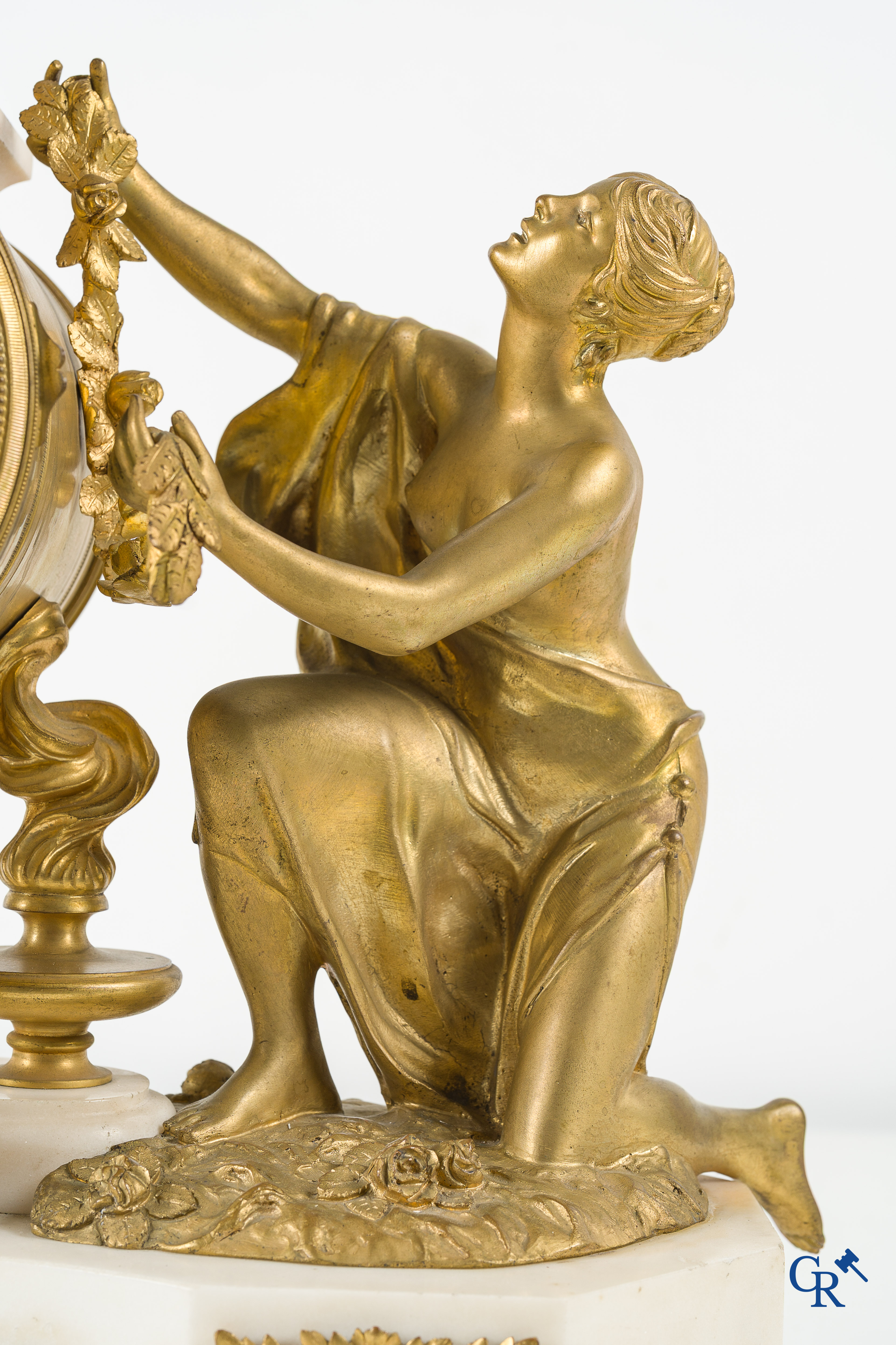 Imposing fireplace clock in white Carrara marble and gilded bronze, LXVI style. France, circa 1860.