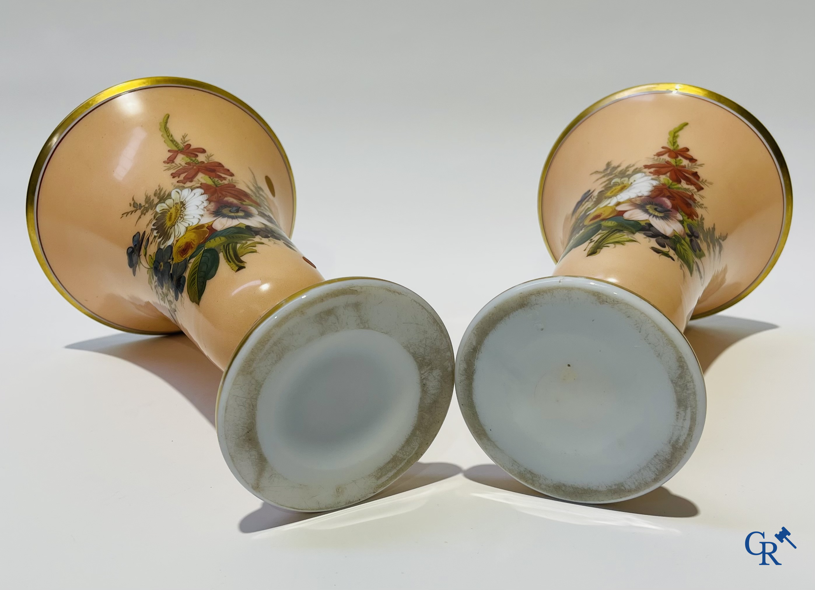 Napoleon III-periode. Paar vazen in opaline met bloemendecor. Circa 1880.