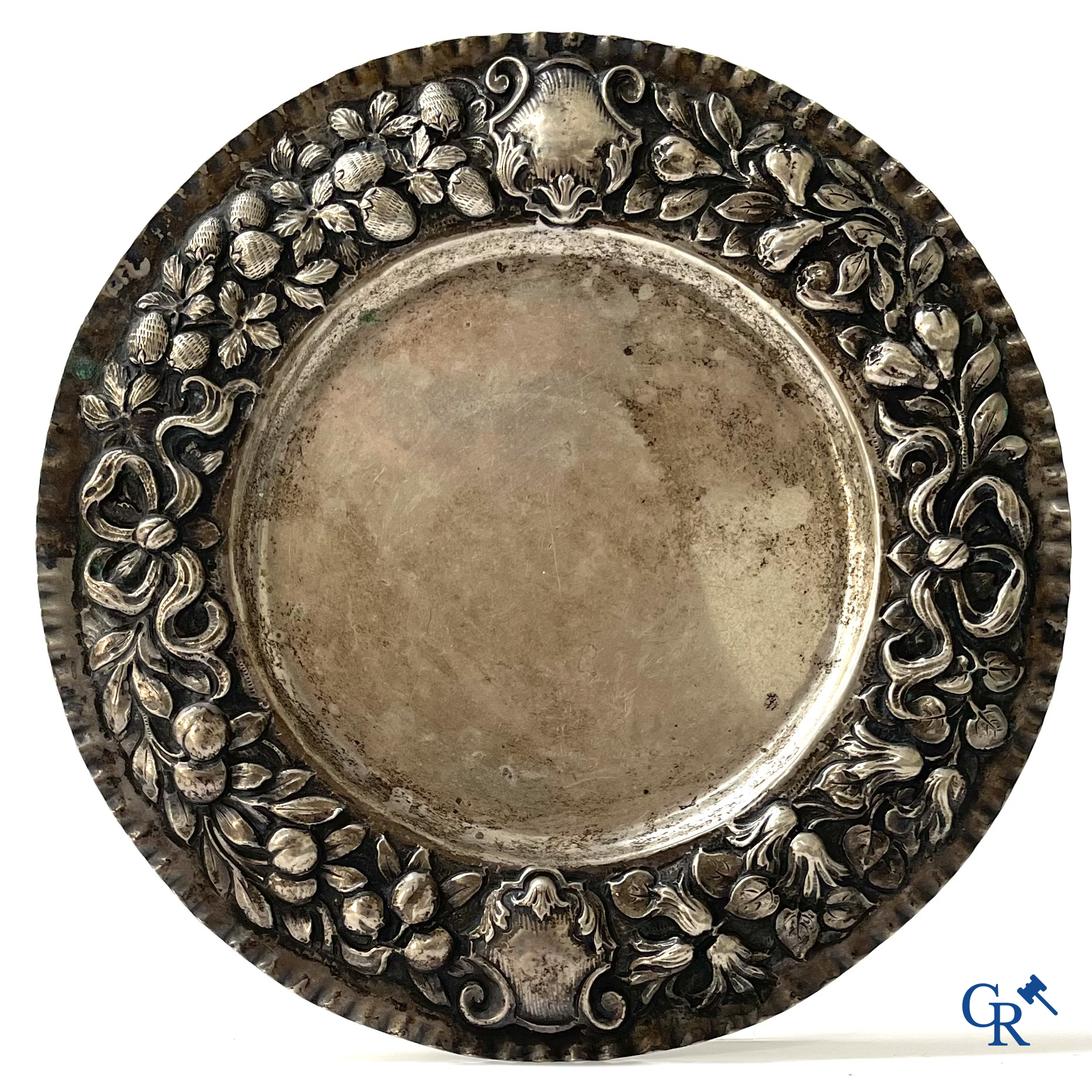 Silver. A processed dish in silver 800°/00.