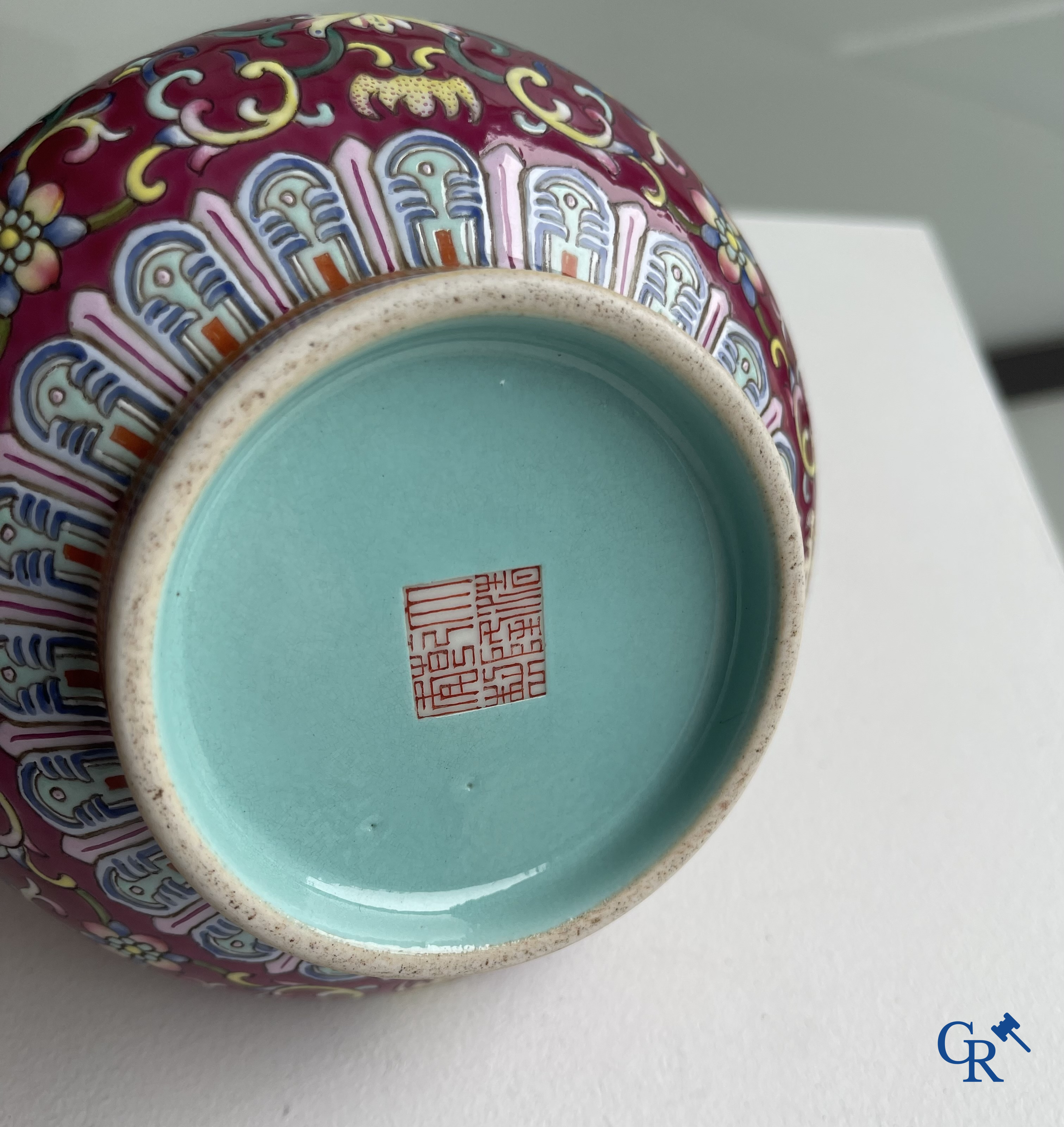 Aziatica, Chinees porselein. Een Chinees famille rose vaasje. Gemerkt. Republiek periode. 20ste eeuw.