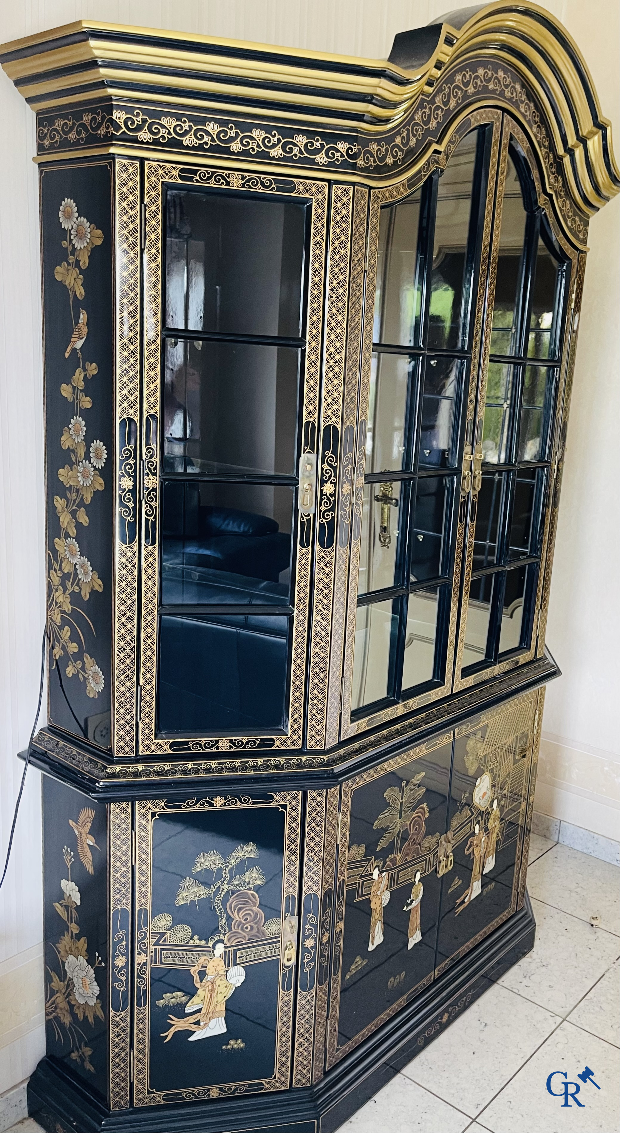 Meubels. Groot lot met vergulde en gedecoreerde Chinese meubels met lakwerk. Vitrine, tafel en stoelen enz. Circa 1970.
