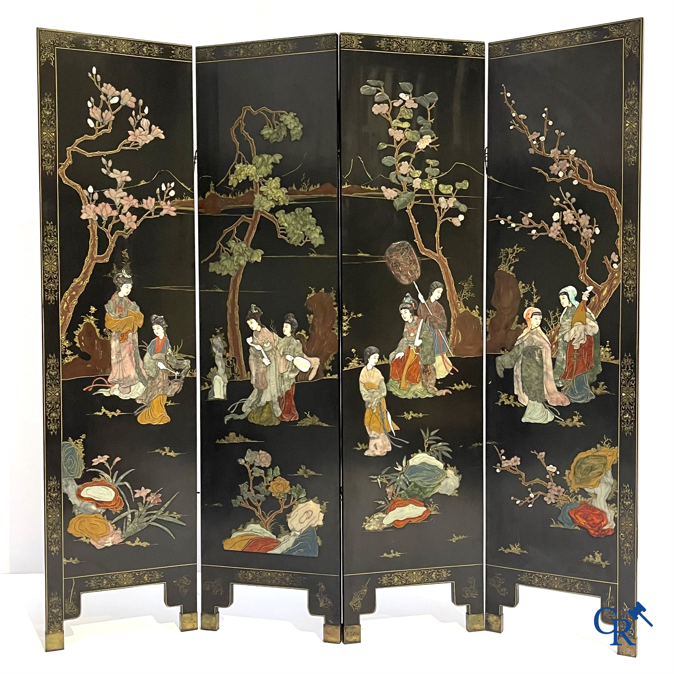 Art Asiatique, Chine. Grand paravant en laque serti de différents types de pierres et incrustations. 1ère moitié du 20ème siècle.