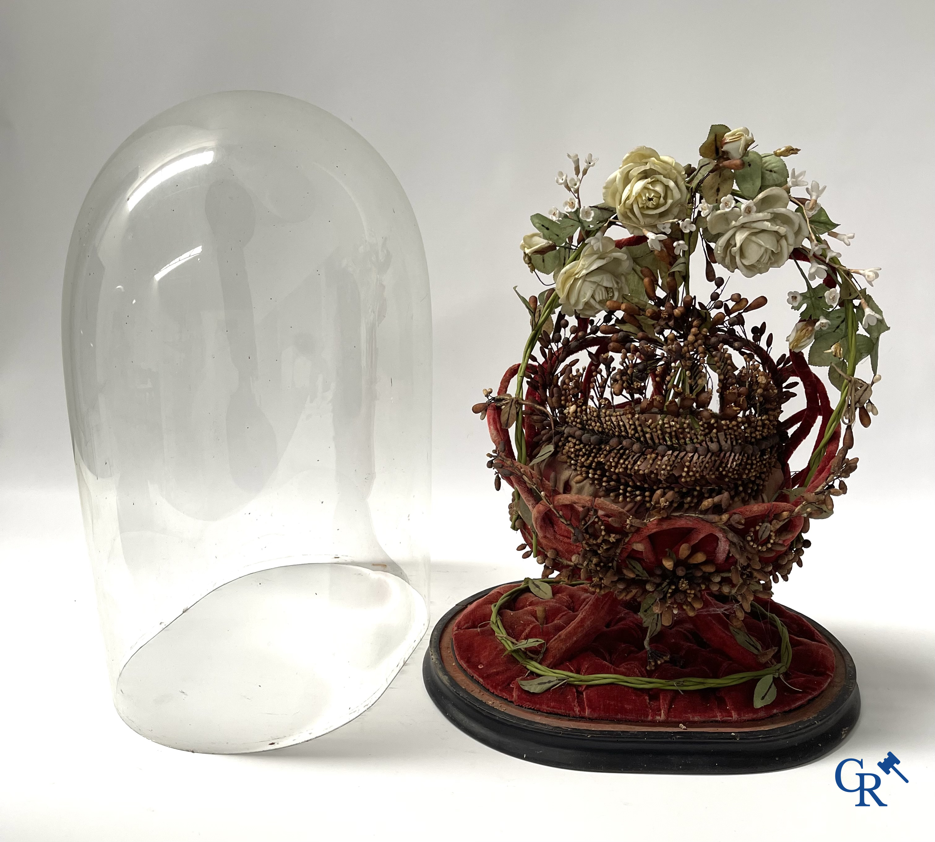2 uitzonderlijke globes in glas met een bruidsboeket in mandvorm, bewerkt met bloemen in fijn porselein. Circa 1900.