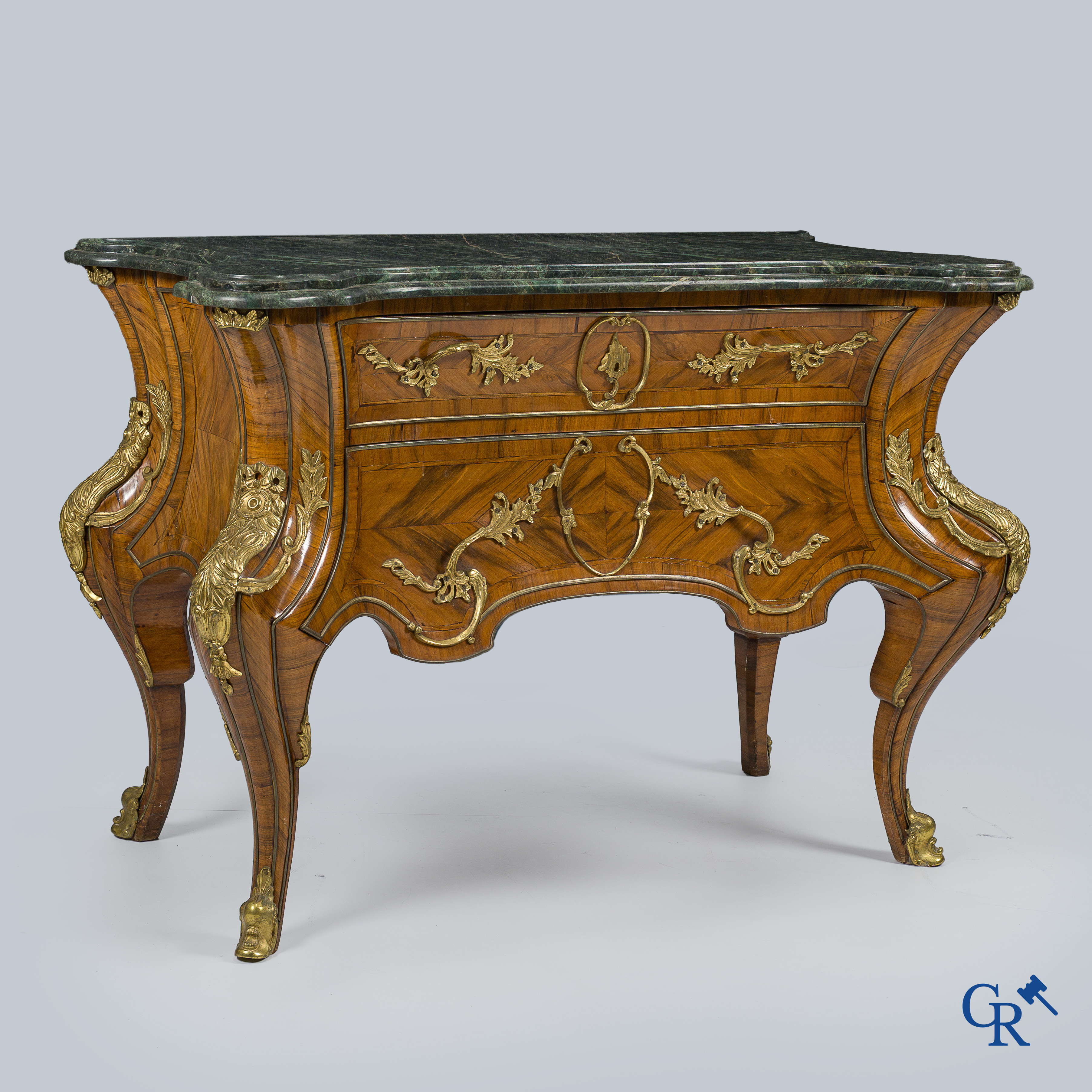 Imposante commode met marmer blad, rijkelijk bewerkt met bronzen monturen. Barok stijl, 20ste eeuw.