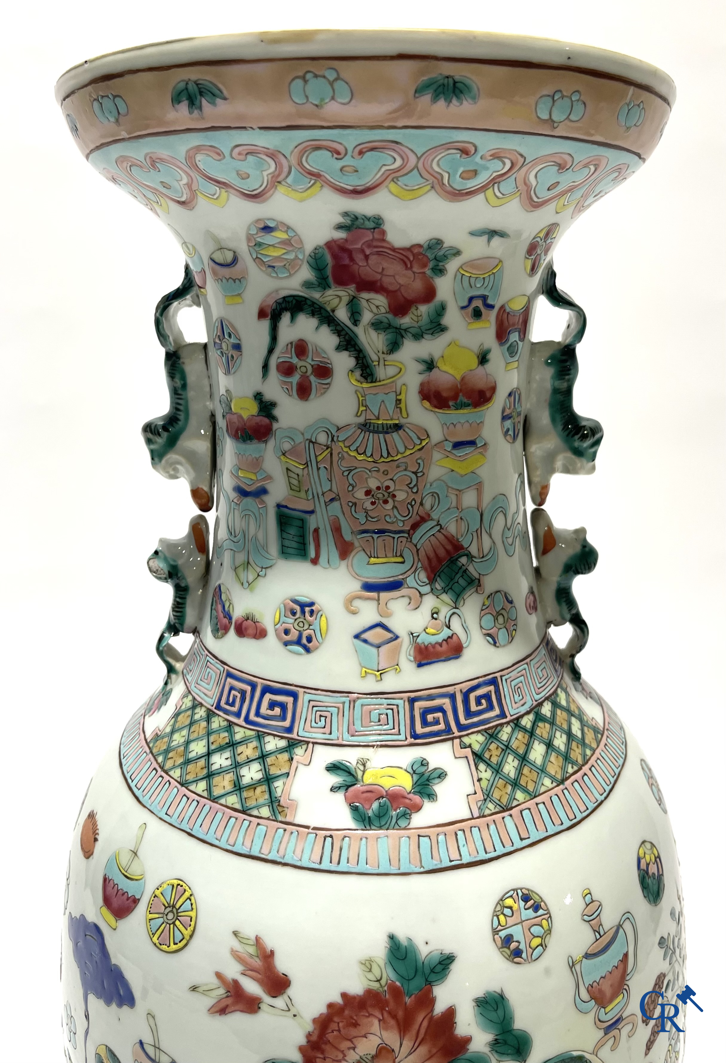 Asian Art. Chinese porcelain. A large Chinese vase with one hundred antiquities decor and Fu lion handles. 19th century.