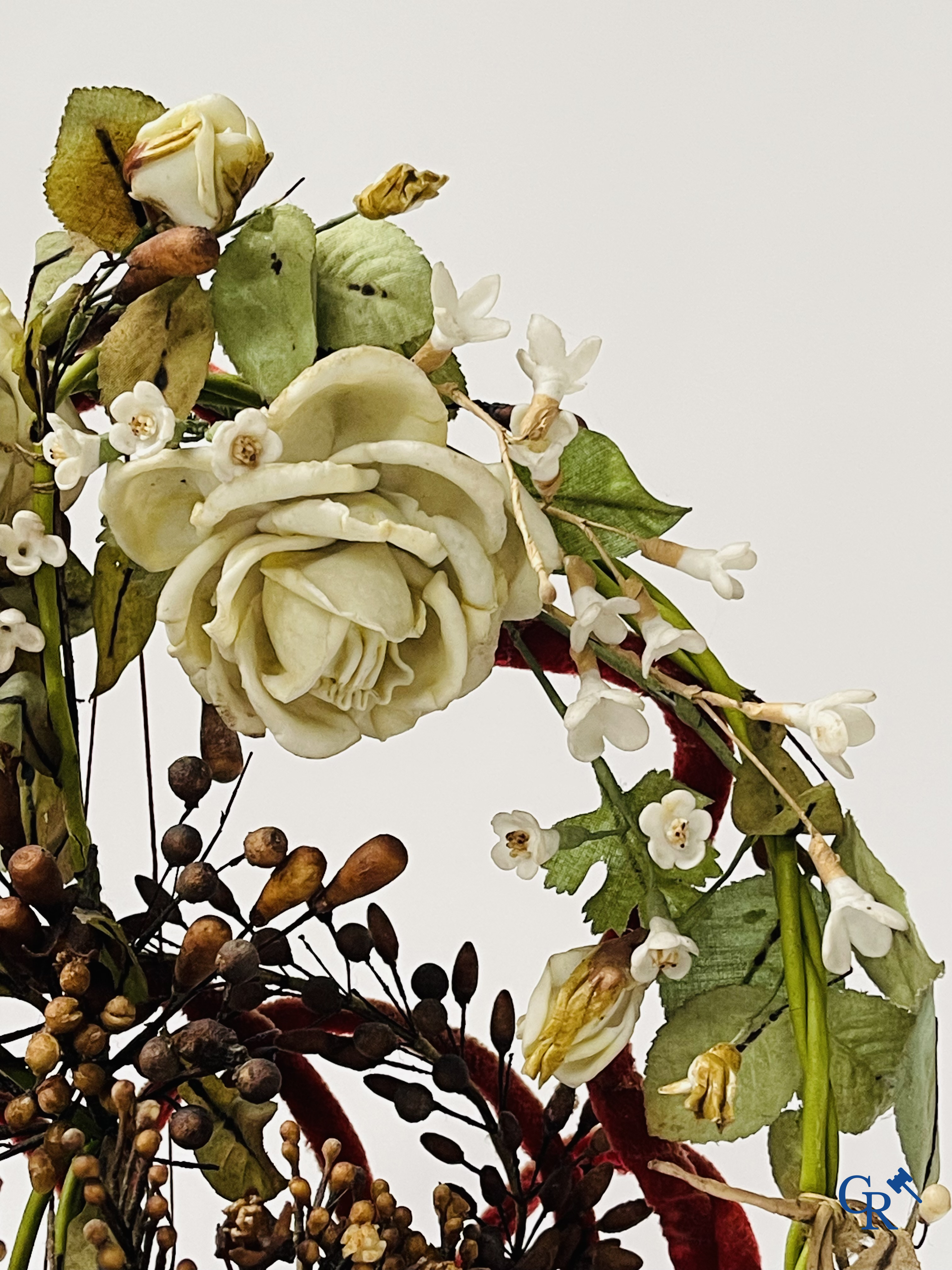 2 uitzonderlijke globes in glas met een bruidsboeket in mandvorm, bewerkt met bloemen in fijn porselein. Circa 1900.