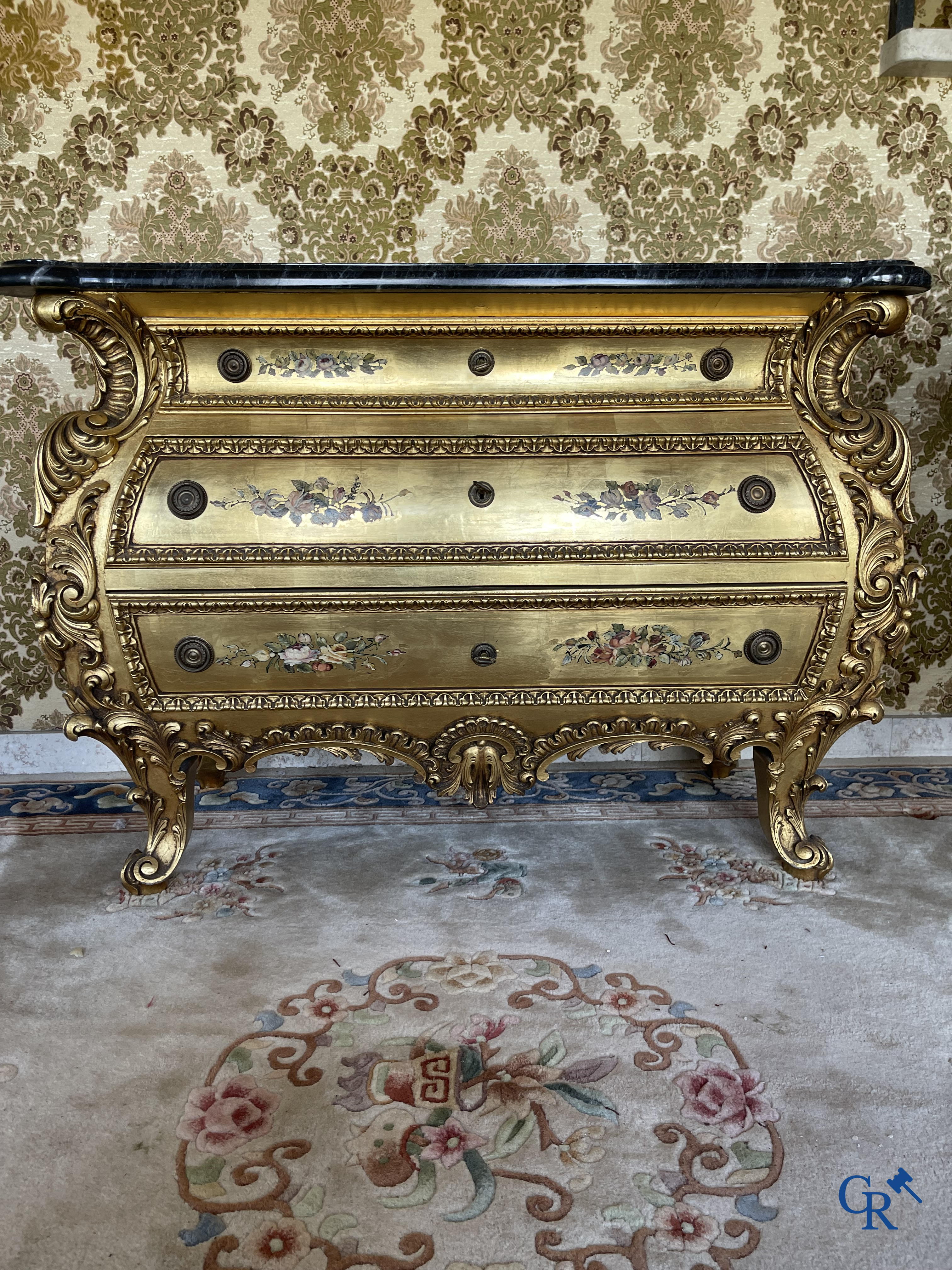 Furniture. Extensive lot with gilded and painted wooden furniture. Console with mirror, chest of drawers, armchairs, etc.