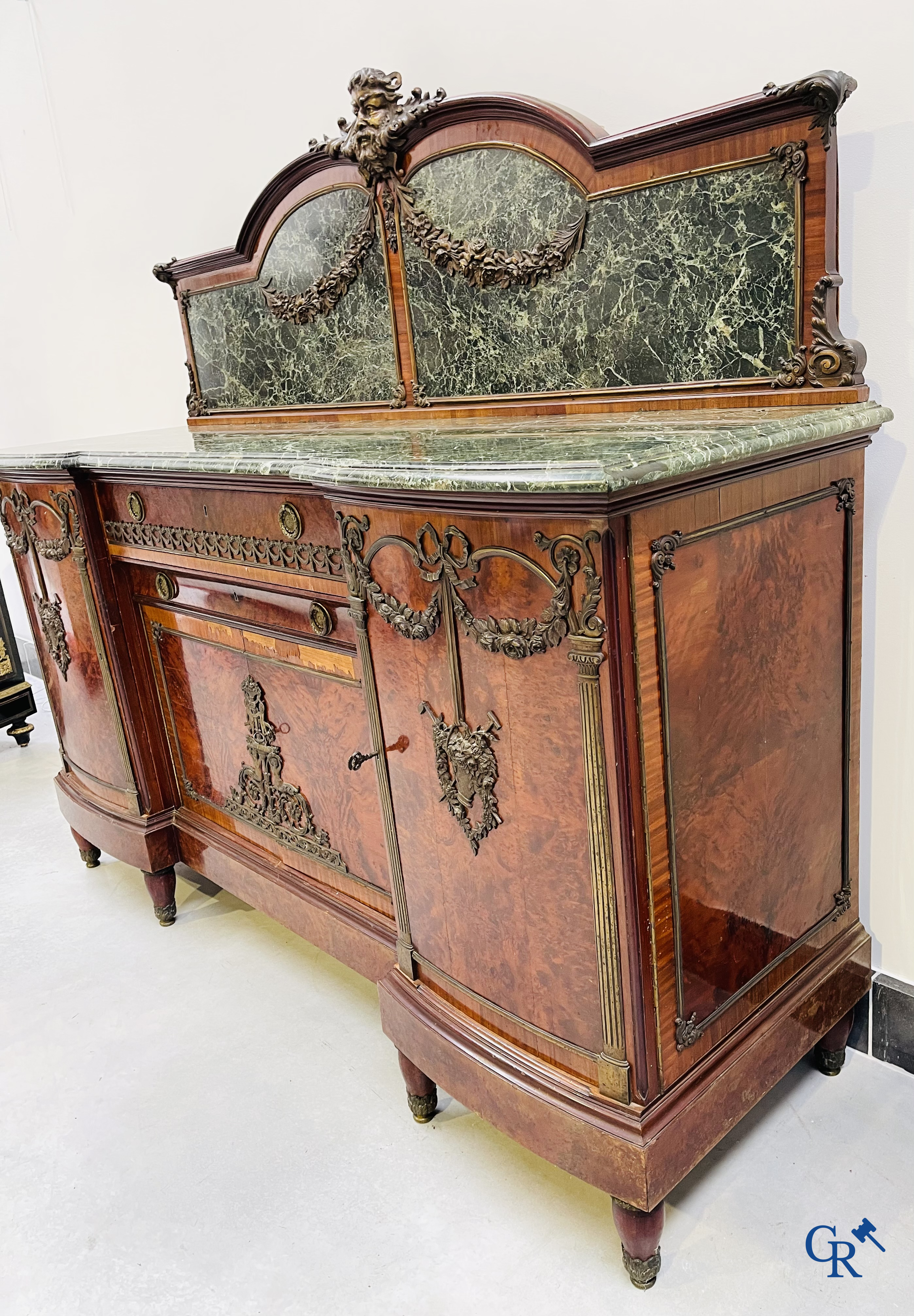 Uitzonderlijk eetkamermeubilair in mahoniehout fineer, marmer en brons. Napoleon III stijl. Circa 1900.