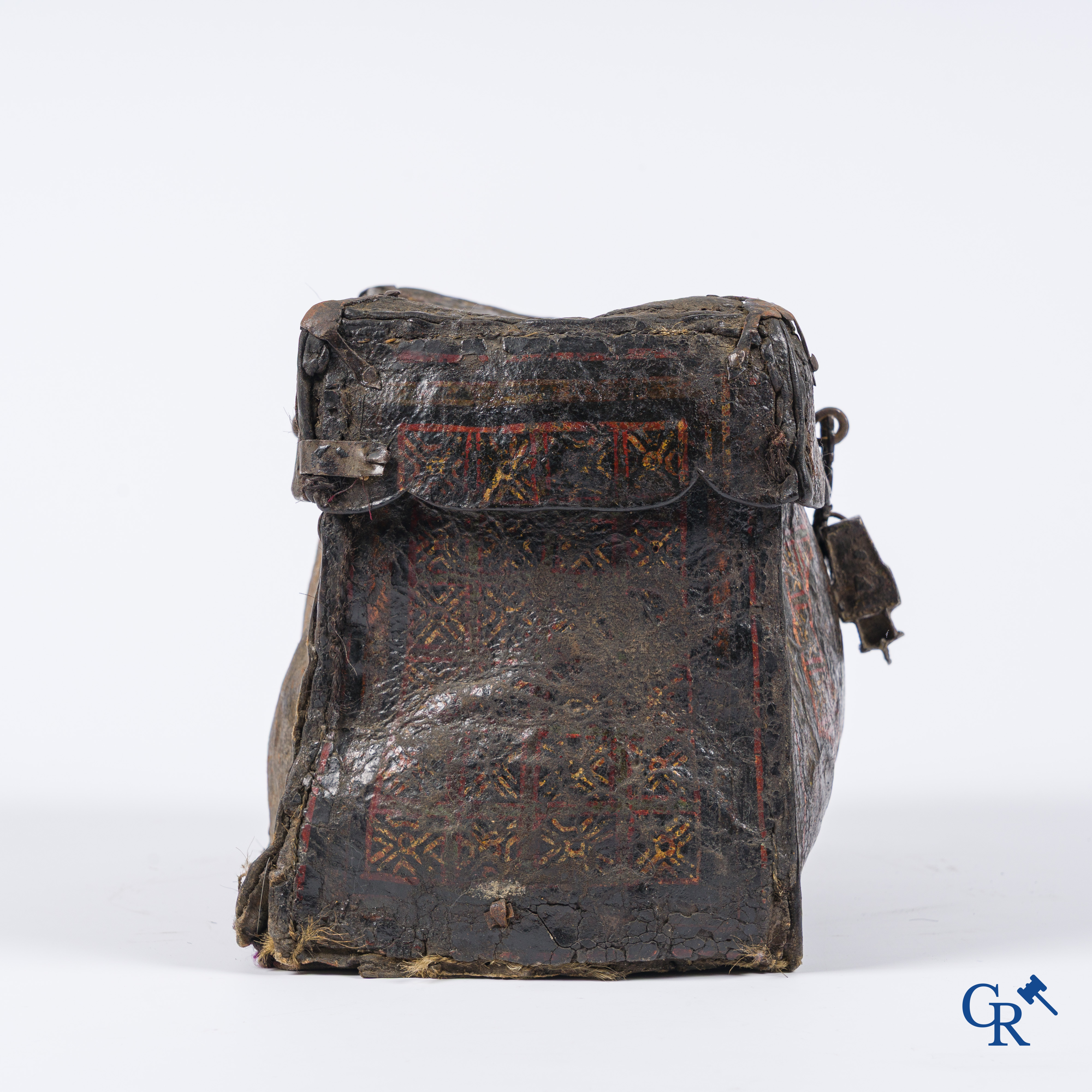 Ancien coffret à monnaie ou à documents en cuir avec serrure en fer forgé d'origine.