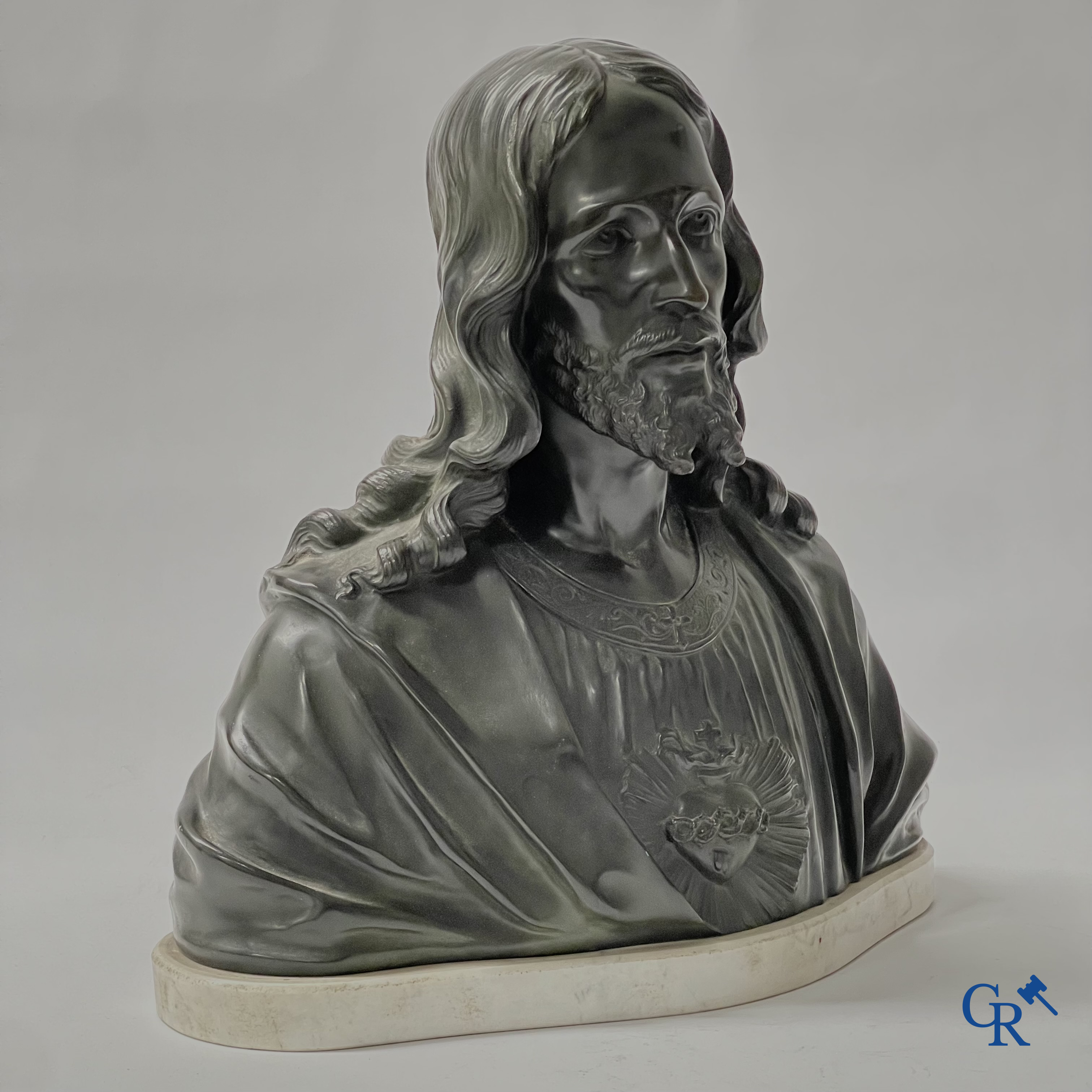 Religieuze objecten. A. Carli. Imposante fijn geciseleerde en gepatineerde bronzen buste van Christus. Circa 1920.