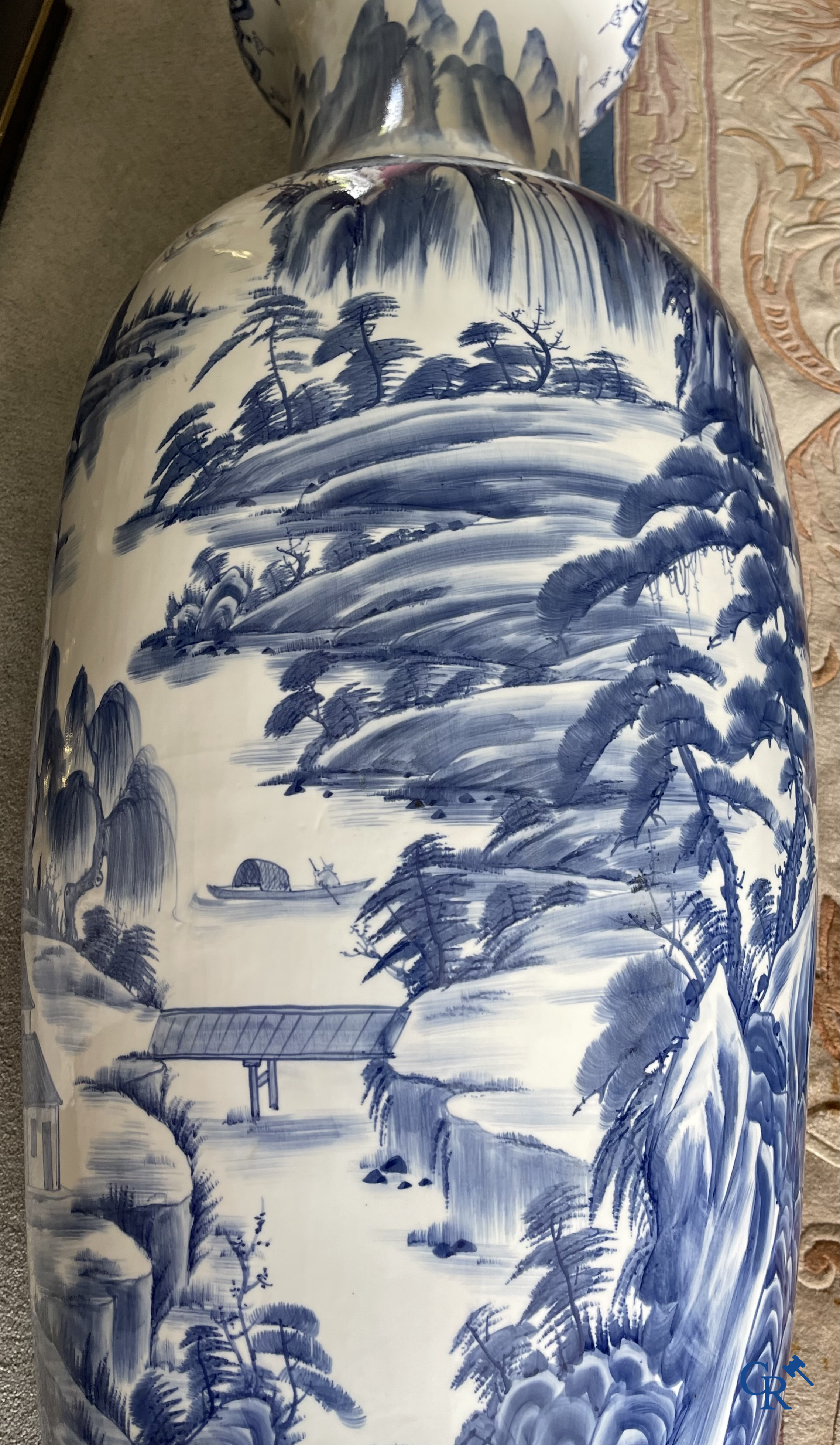 Art Asiatique, porcelaine chinoise. Importante paire de vases chinois en porcelaine bleu-blanc. Décor des guerriers. XXe siècle.