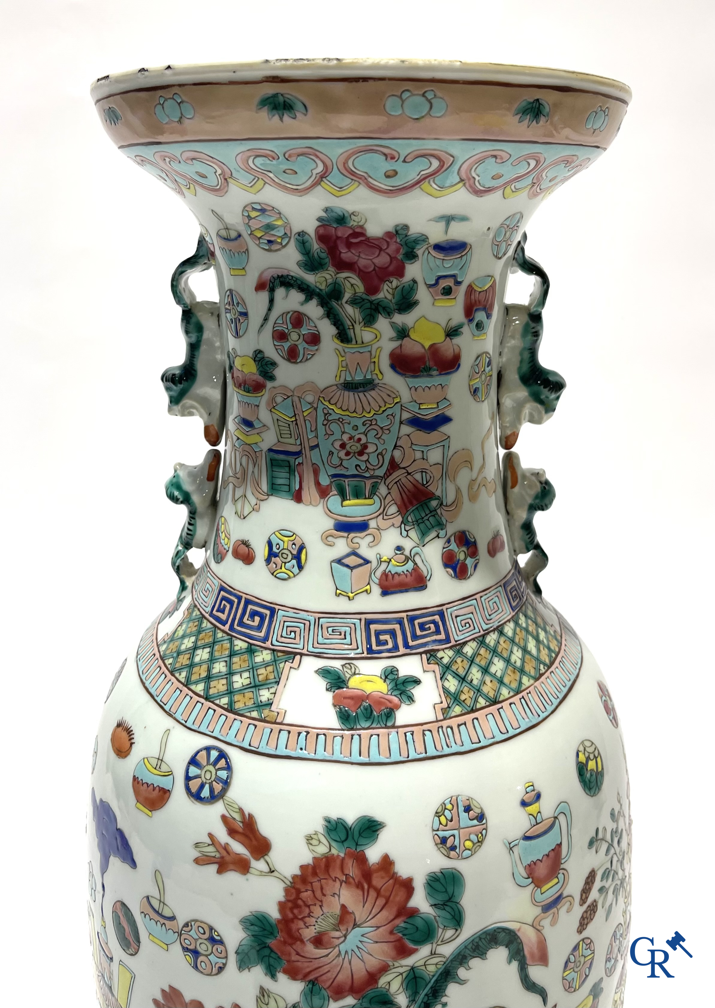 Asian Art. Chinese porcelain. A large Chinese vase with one hundred antiquities decor and Fu lion handles. 19th century.
