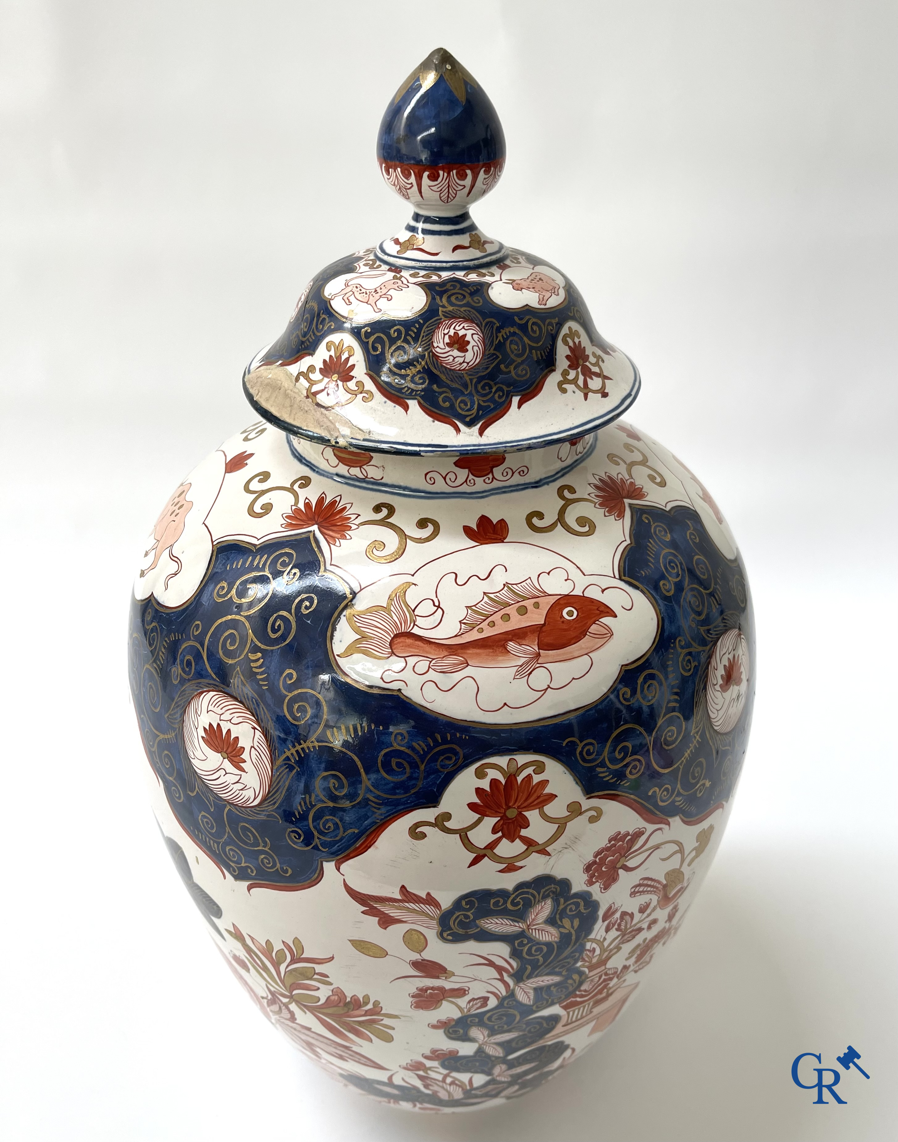 Delft. A large lid potich with Imari decor in Delft pottery, marked Blompot (De Vergulde Bloempot). 19th century.