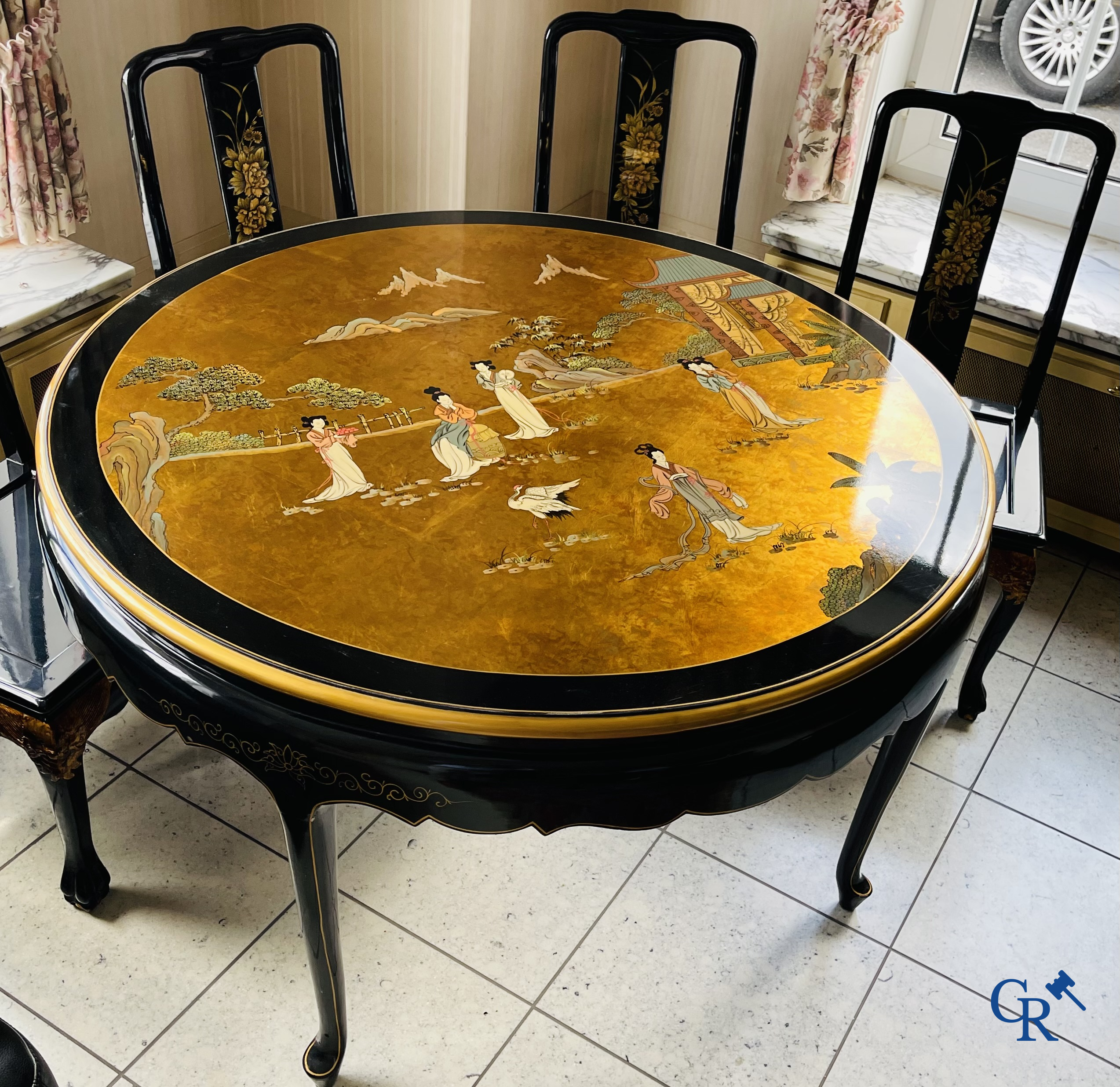Meubels. Groot lot met vergulde en gedecoreerde Chinese meubels met lakwerk. Vitrine, tafel en stoelen enz. Circa 1970.