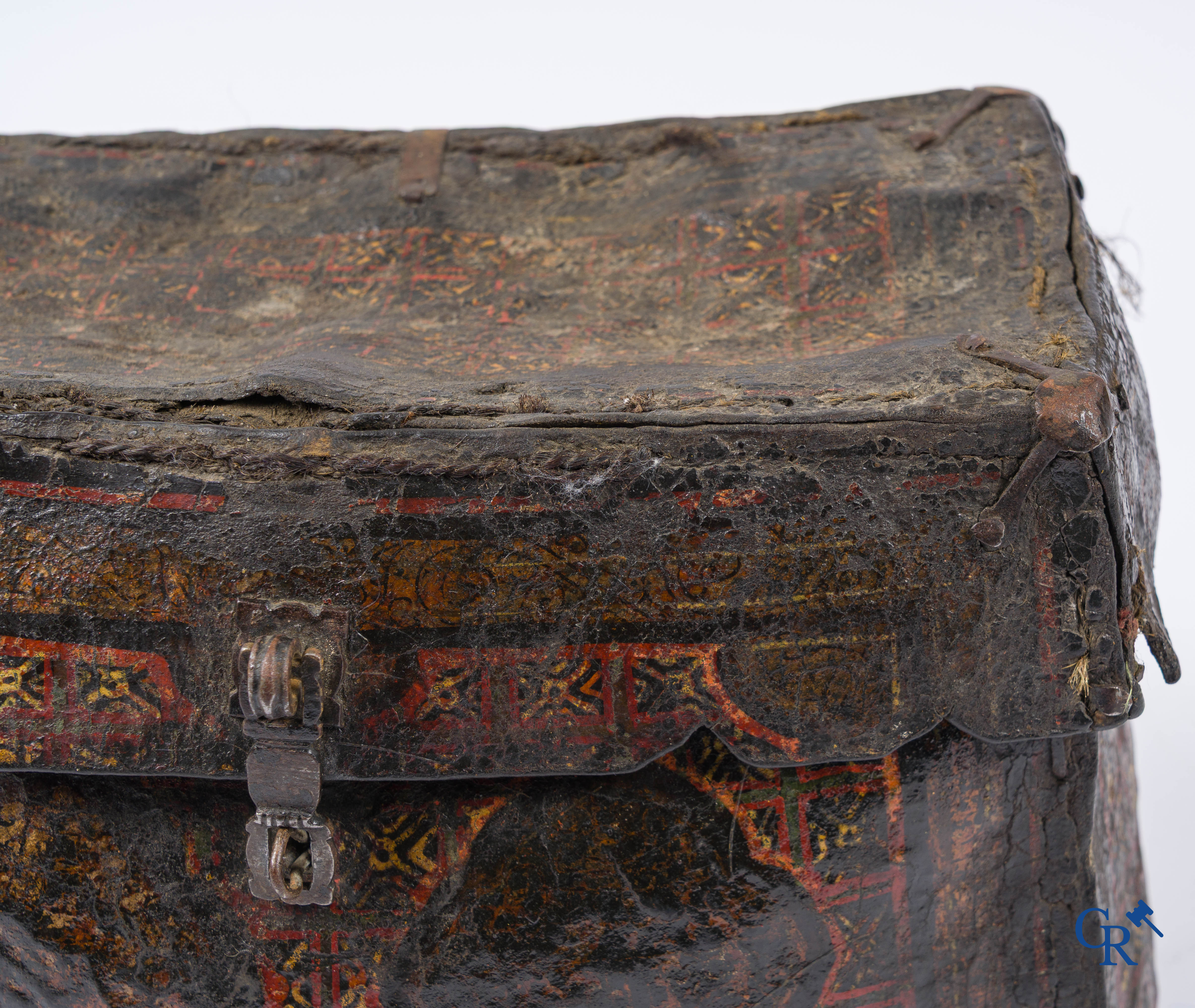 Ancien coffret à monnaie ou à documents en cuir avec serrure en fer forgé d'origine.