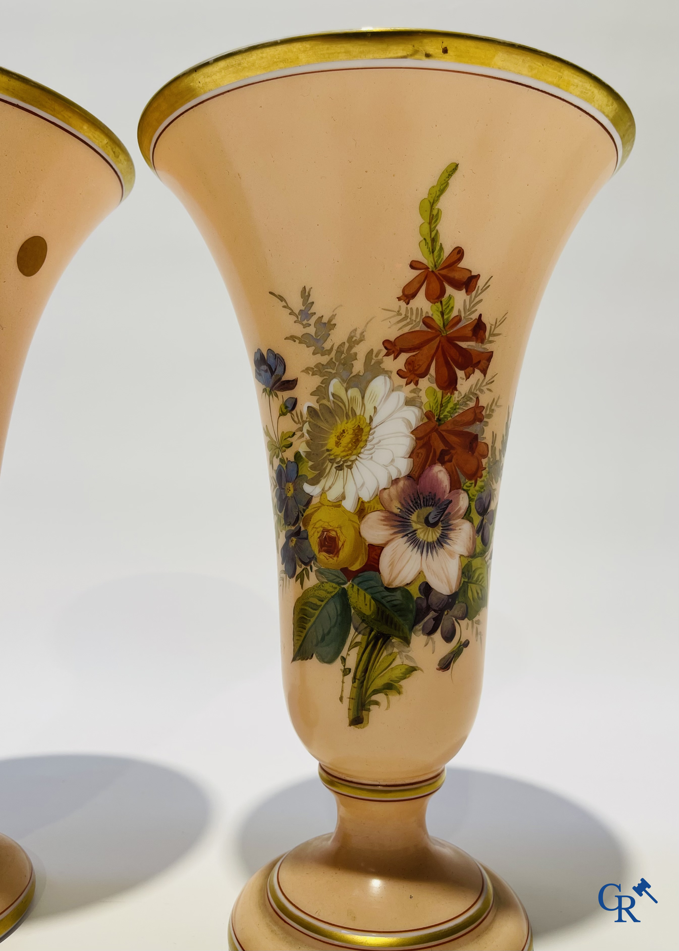 Napoleon III-periode. Paar vazen in opaline met bloemendecor. Circa 1880.