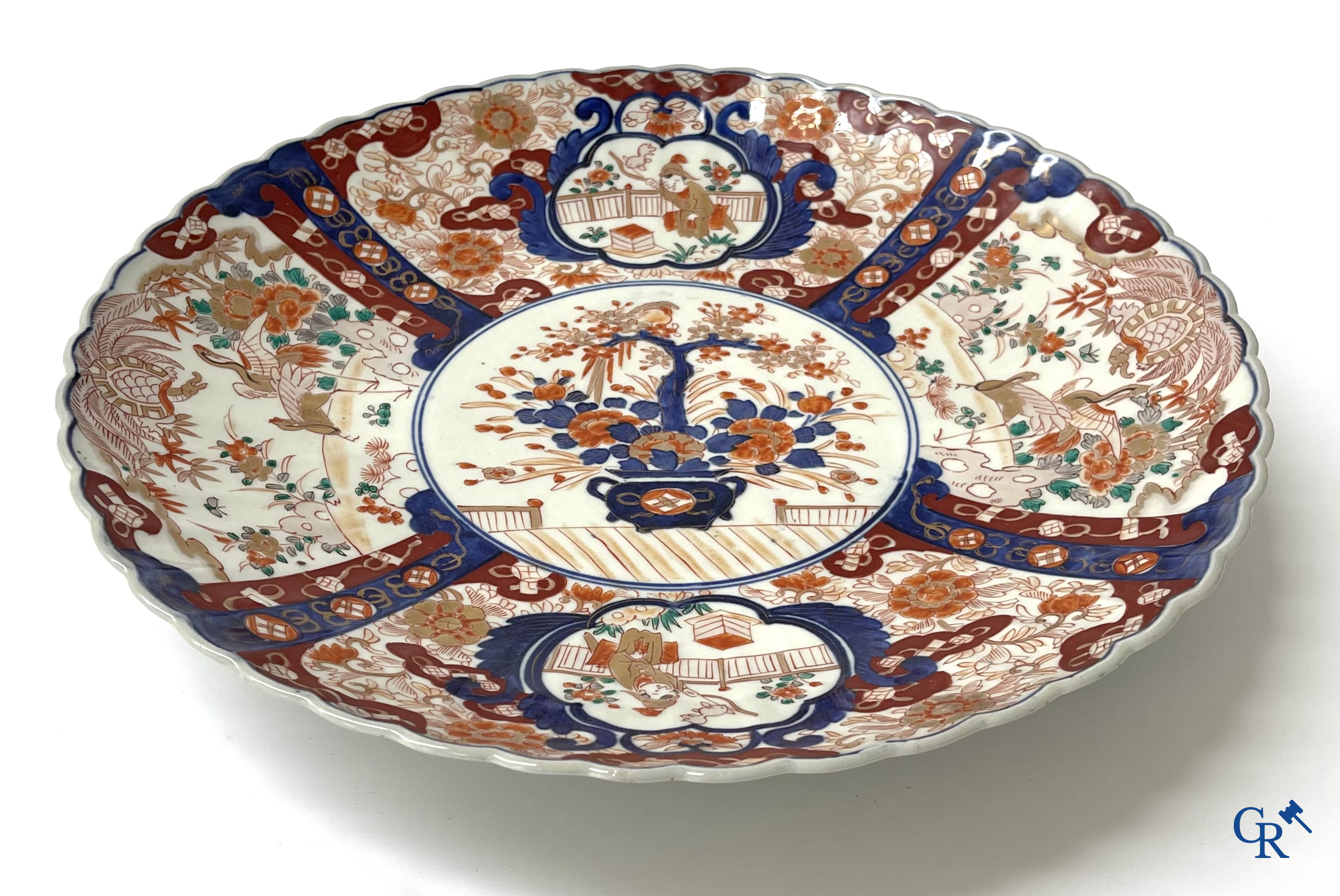 Asian Art. A large Japanese Imari dish. 19th century.