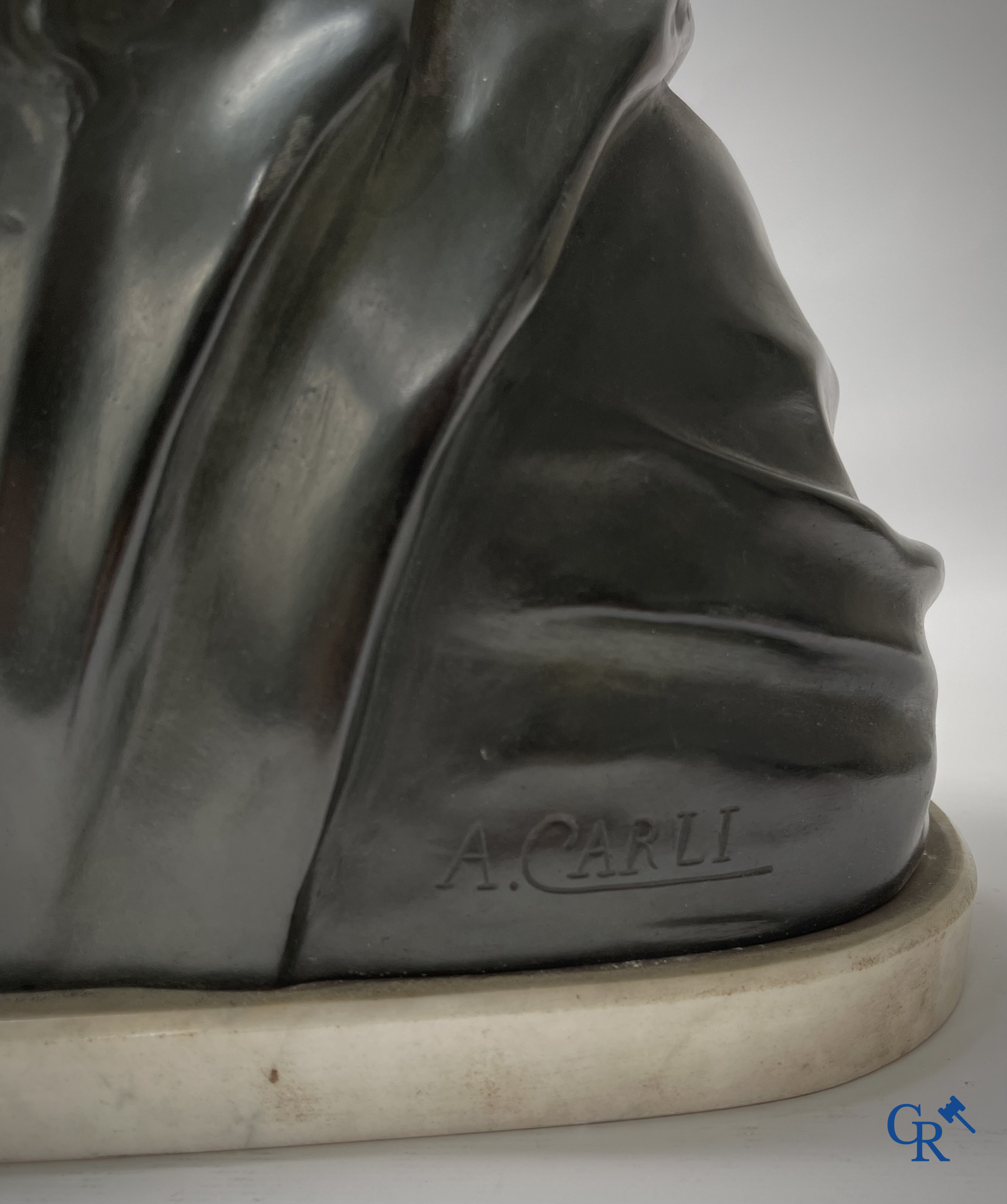 Religieuze objecten. A. Carli. Imposante fijn geciseleerde en gepatineerde bronzen buste van Christus. Circa 1920.