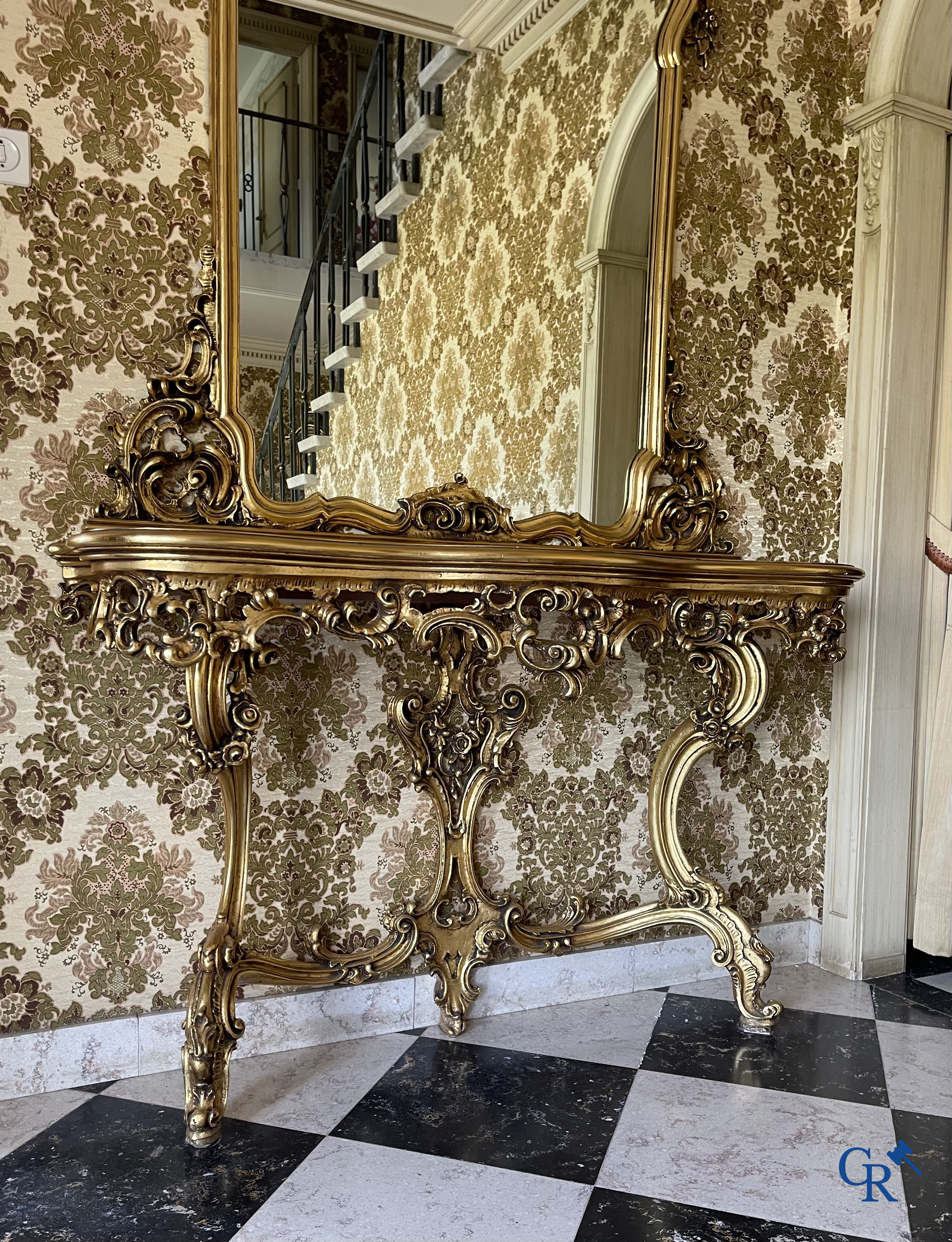 Meubelen. Uitgebreid lot met verguld en beschilderd houten meubilair. Console met spiegel, commode, armzetels, enz.