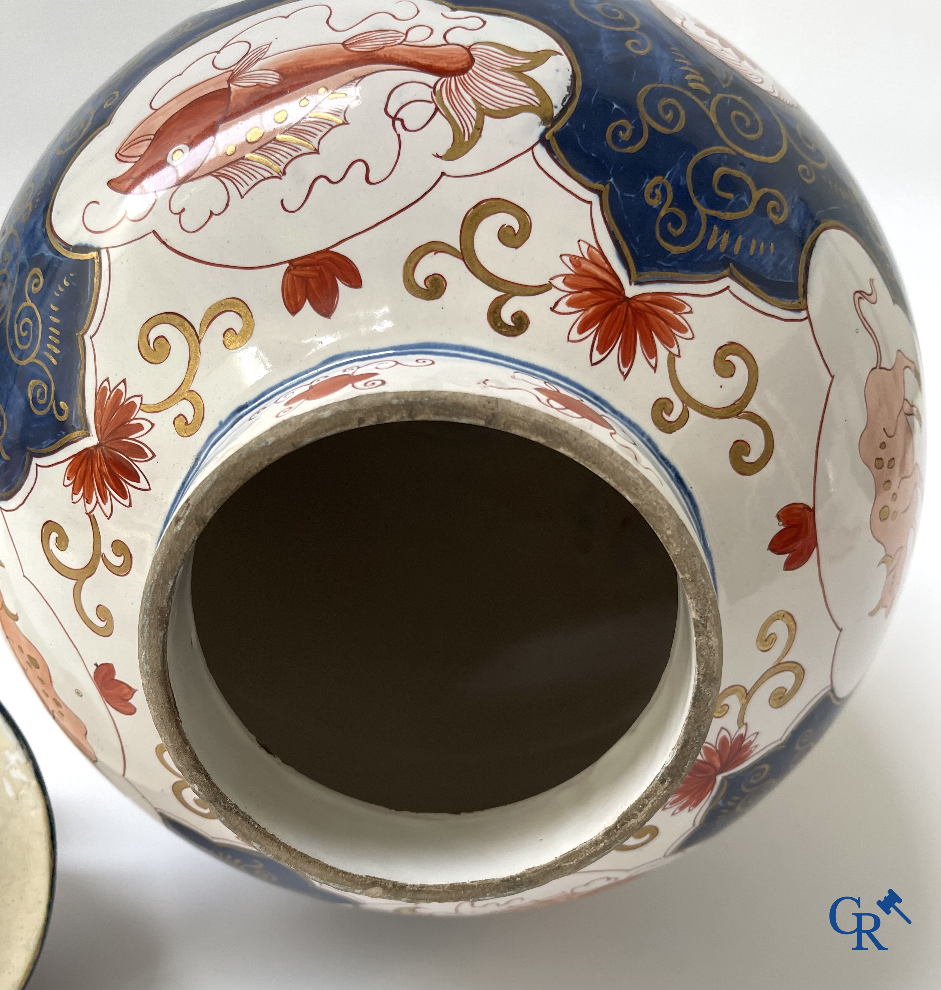 Delft. A large lid potich with Imari decor in Delft pottery, marked Blompot (De Vergulde Bloempot). 19th century.