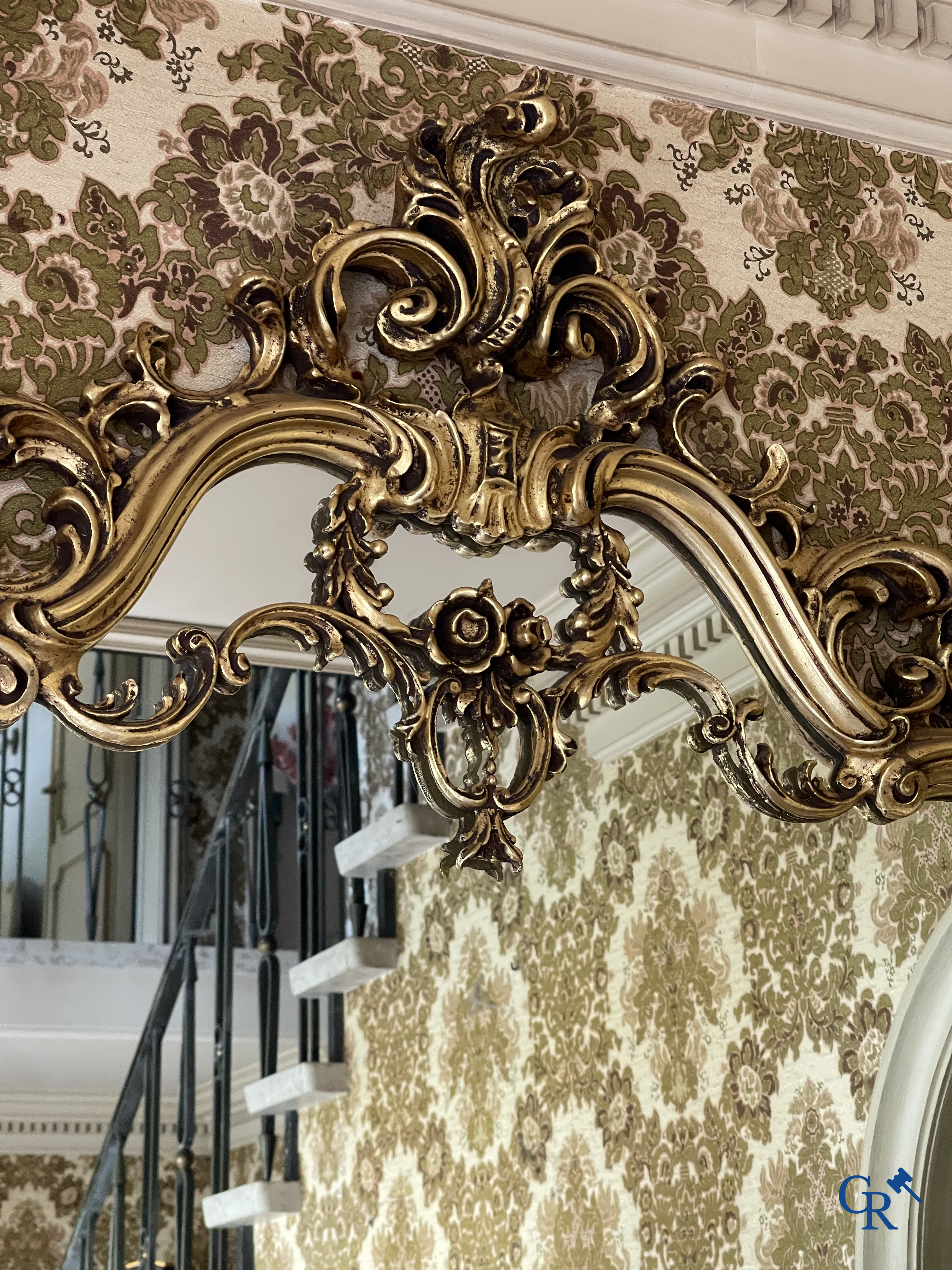 Furniture. Extensive lot with gilded and painted wooden furniture. Console with mirror, chest of drawers, armchairs, etc.