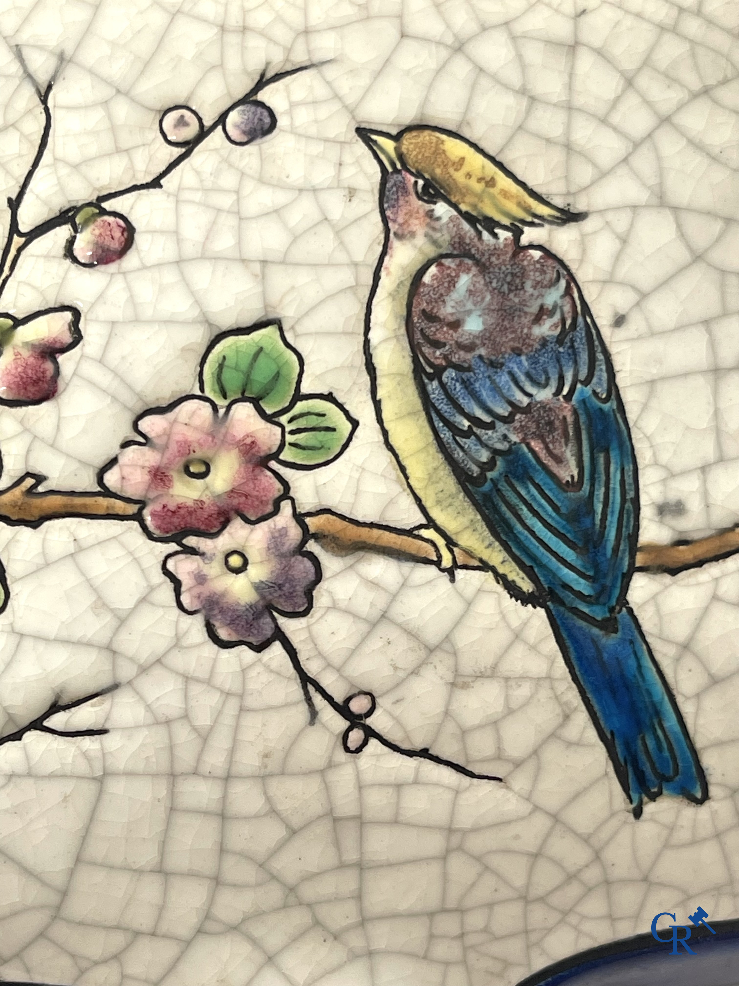 Longwy France, Société des Faienceries. Grote jardiniere of milieu de table in geëmailleerde faience. Circa 1900.