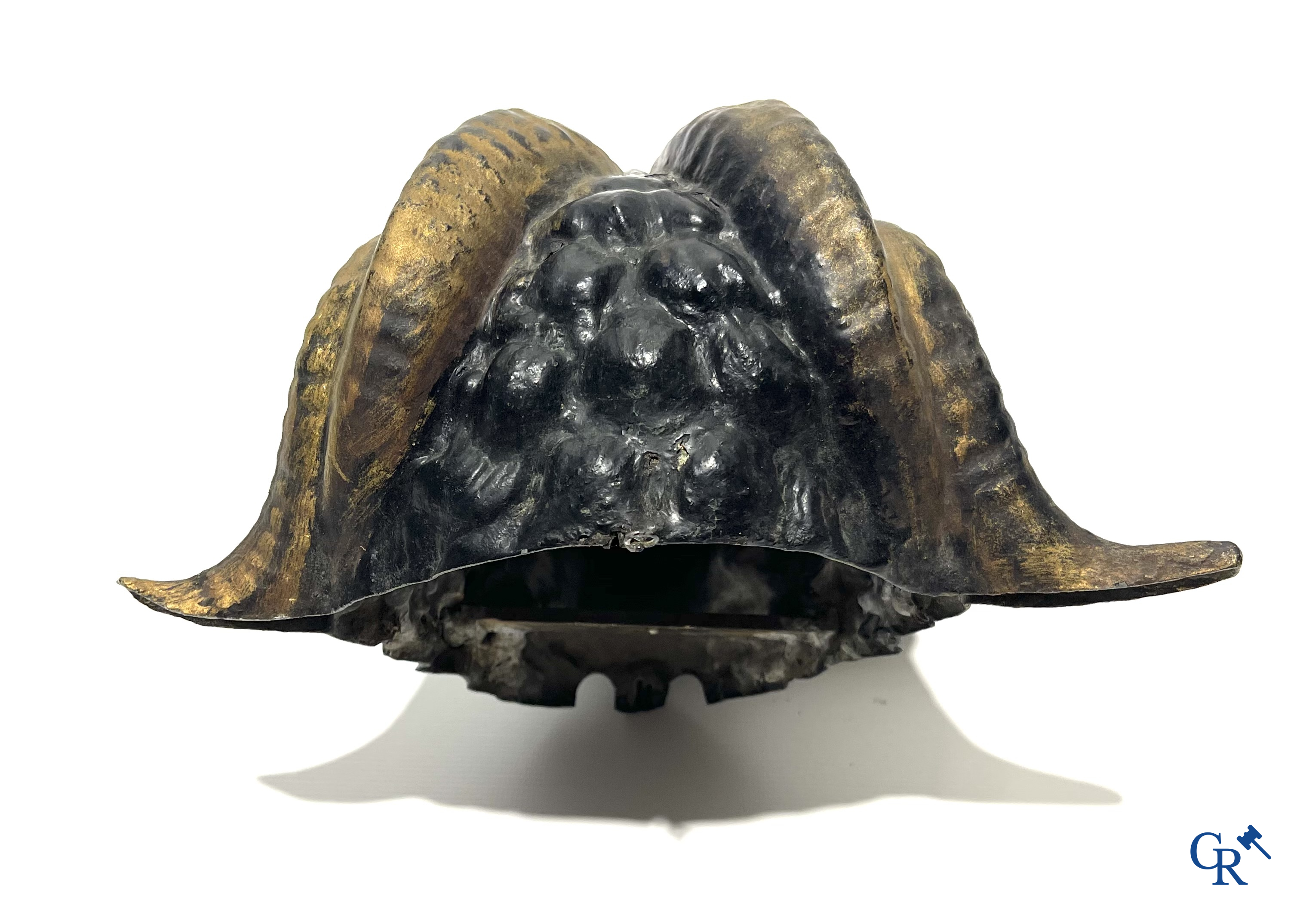 Beenhouwerij uithangbord. Paar ramskoppen in zink dienend als geveldecoratie voor een beenhouwerij. Circa 1900-1930.