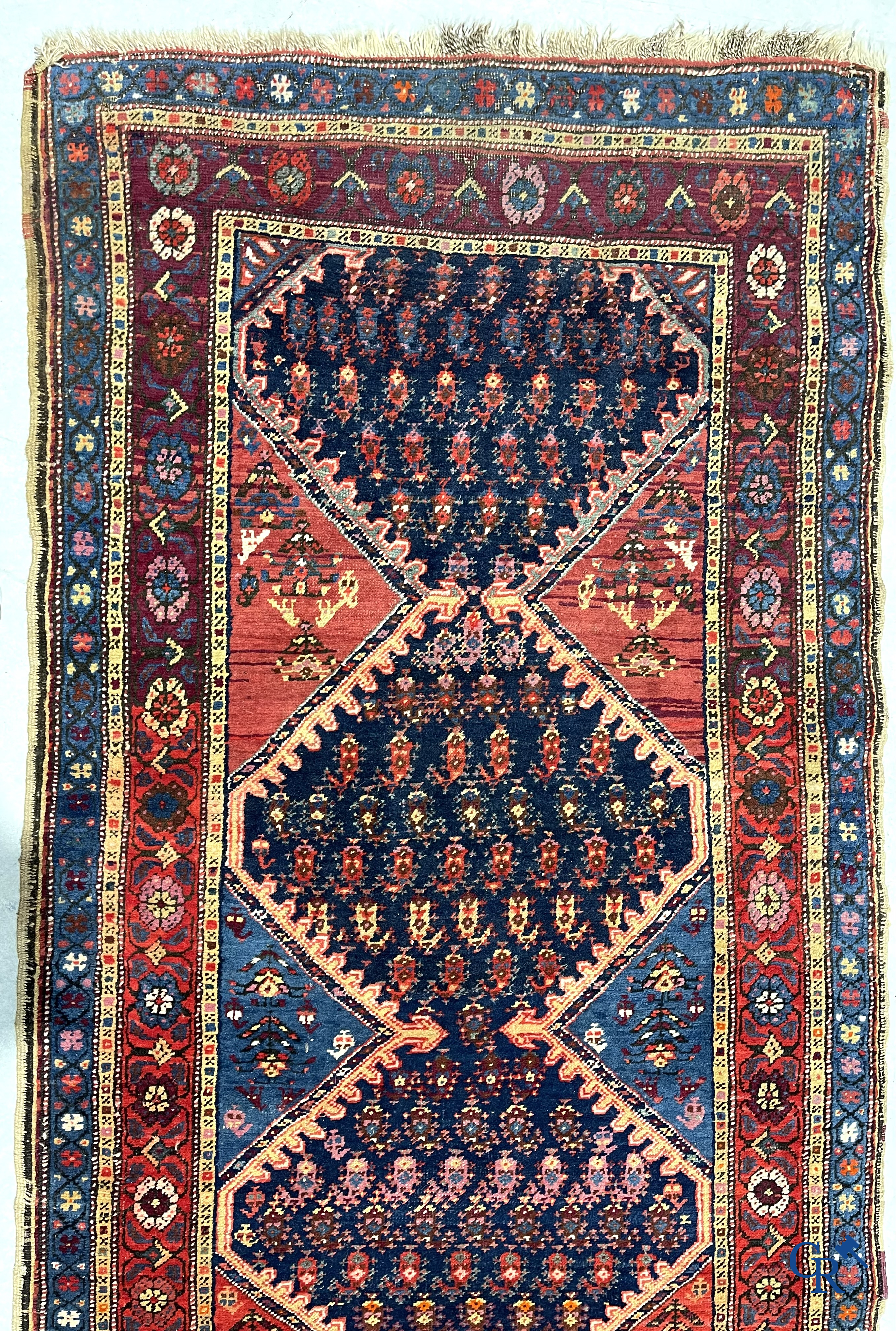Tapis d'orient. Grand tapis antique noué à la main avec des motifs géométriques. XIXème.