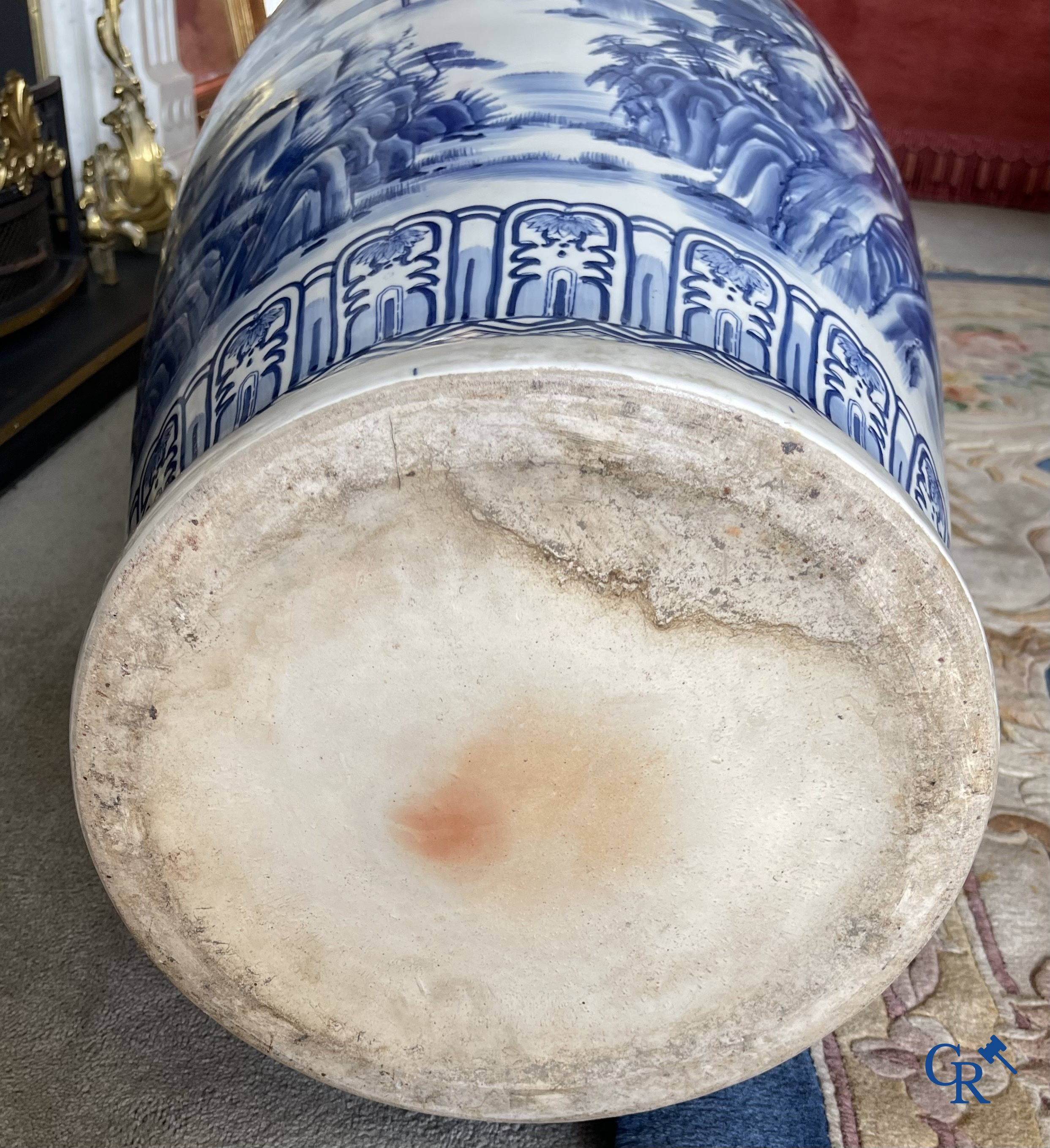 Art Asiatique, porcelaine chinoise. Importante paire de vases chinois en porcelaine bleu-blanc. Décor des guerriers. XXe siècle.