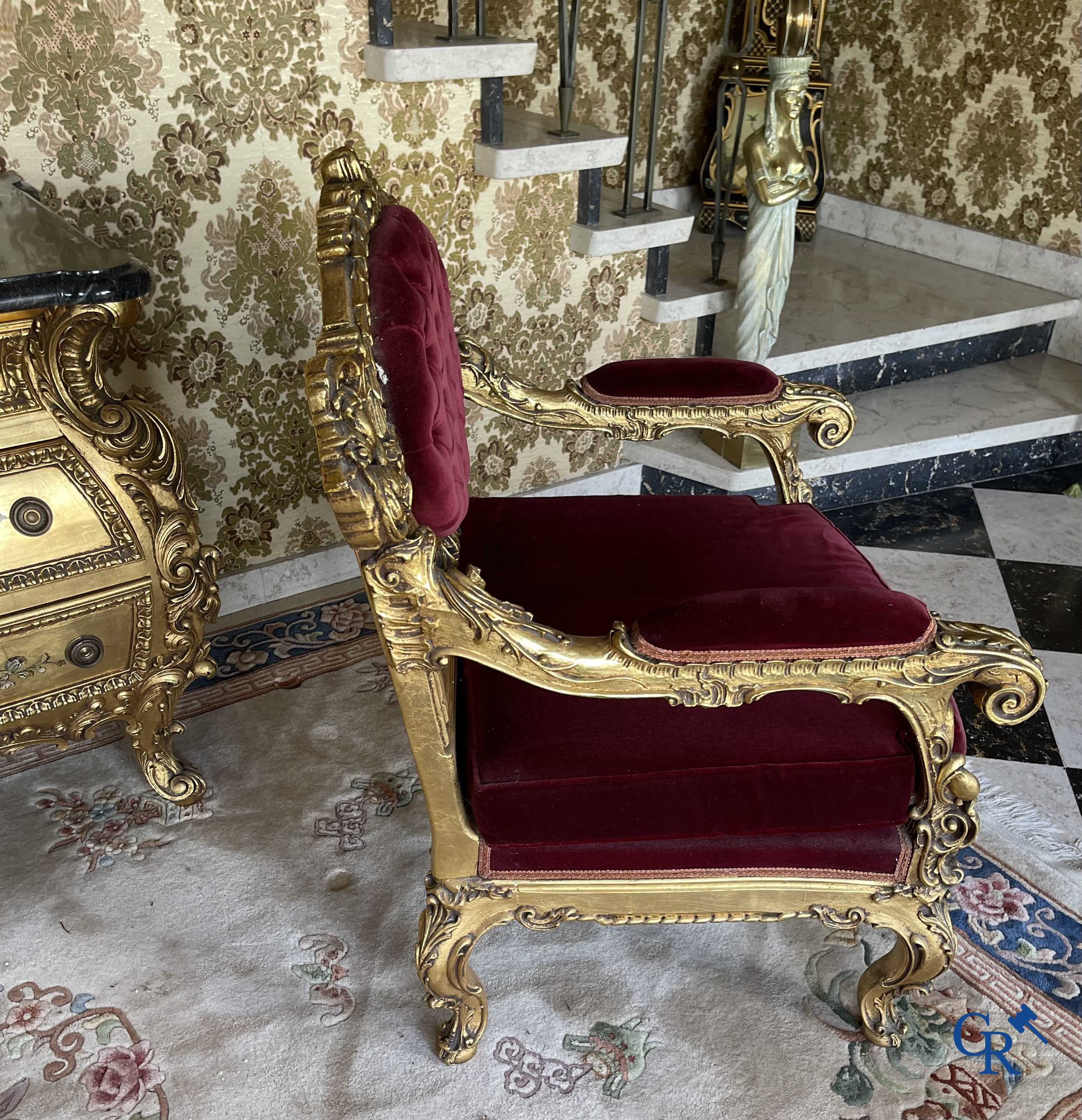 Meubelen. Uitgebreid lot met verguld en beschilderd houten meubilair. Console met spiegel, commode, armzetels, enz.