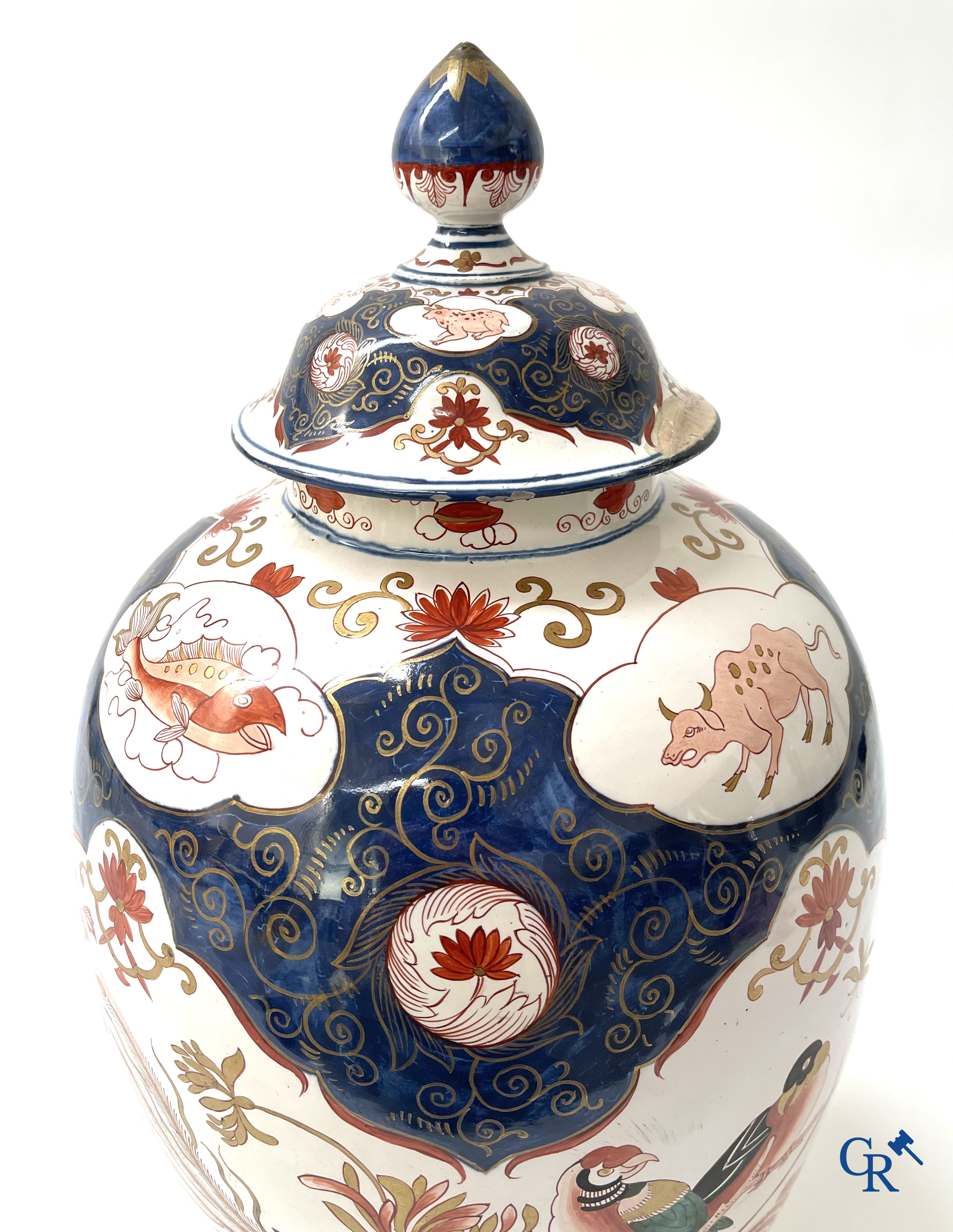 Delft. A large lid potich with Imari decor in Delft pottery, marked Blompot (De Vergulde Bloempot). 19th century.