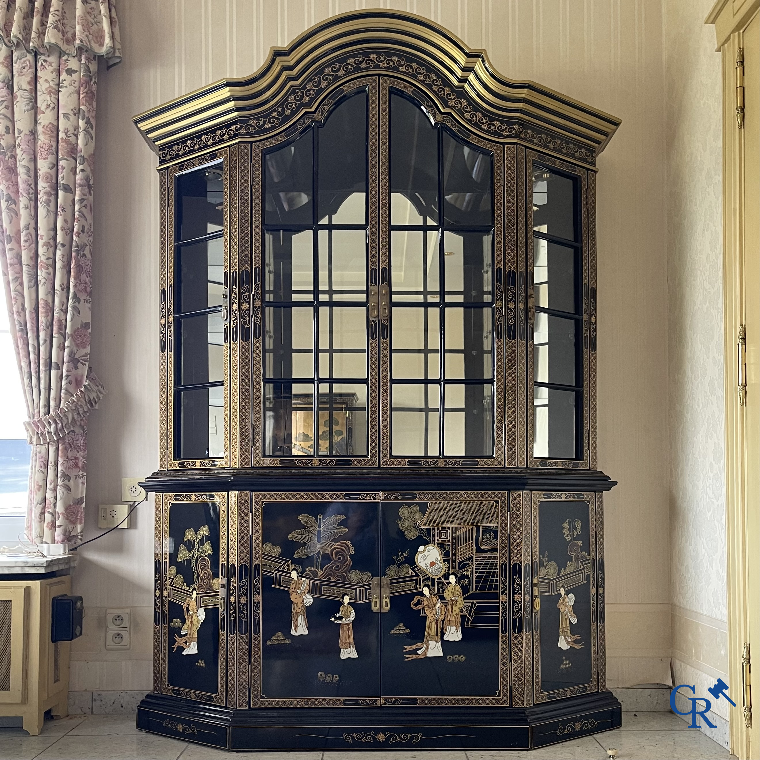 Meubels. Groot lot met vergulde en gedecoreerde Chinese meubels met lakwerk. Vitrine, tafel en stoelen enz. Circa 1970.