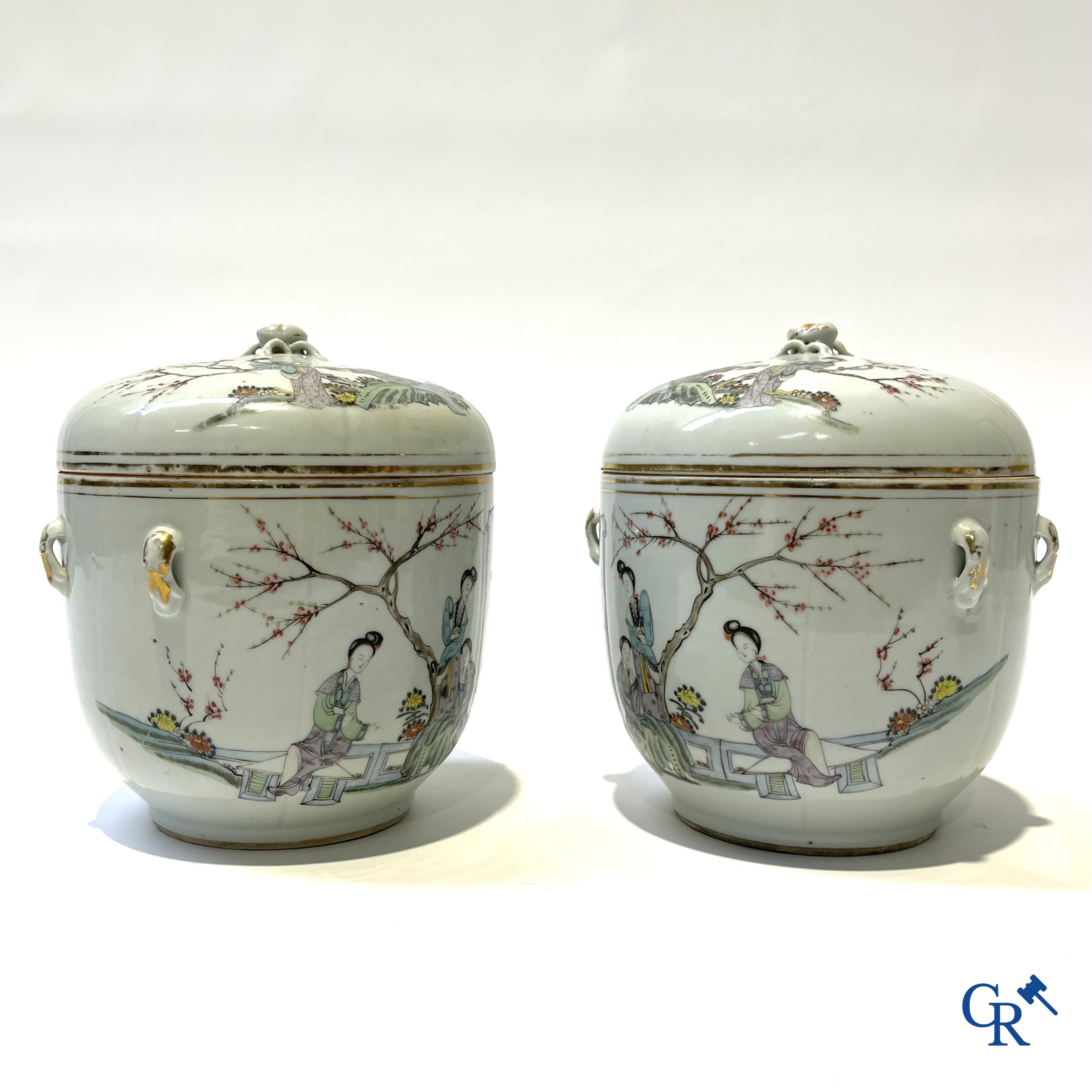 Asian Art, Chinese porcelain. A few lid jars with ladies-in-waiting. Around 1900.