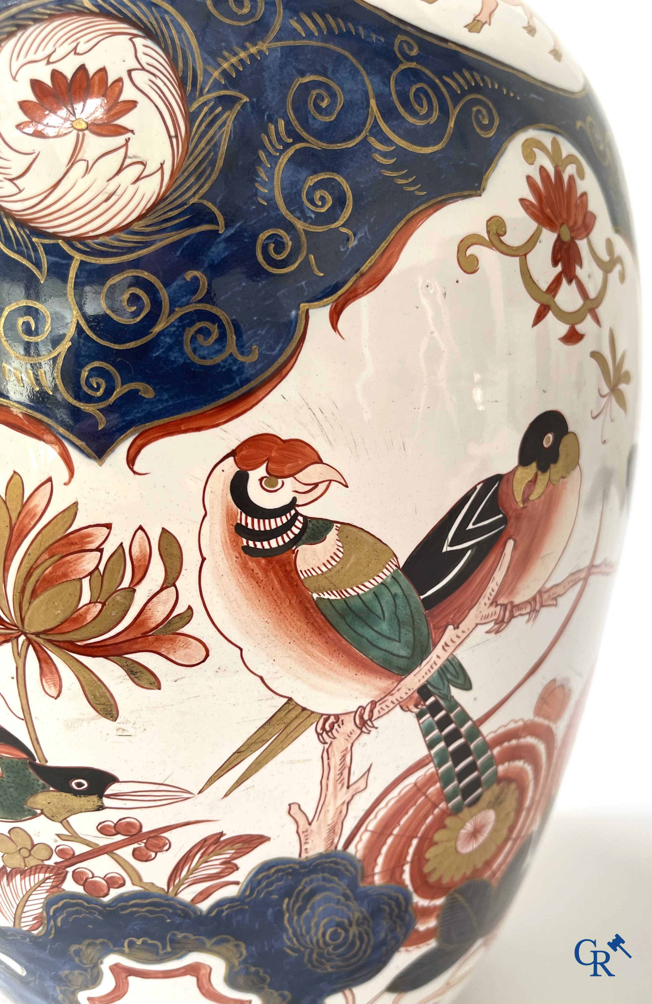 Delft. A large lid potich with Imari decor in Delft pottery, marked Blompot (De Vergulde Bloempot). 19th century.