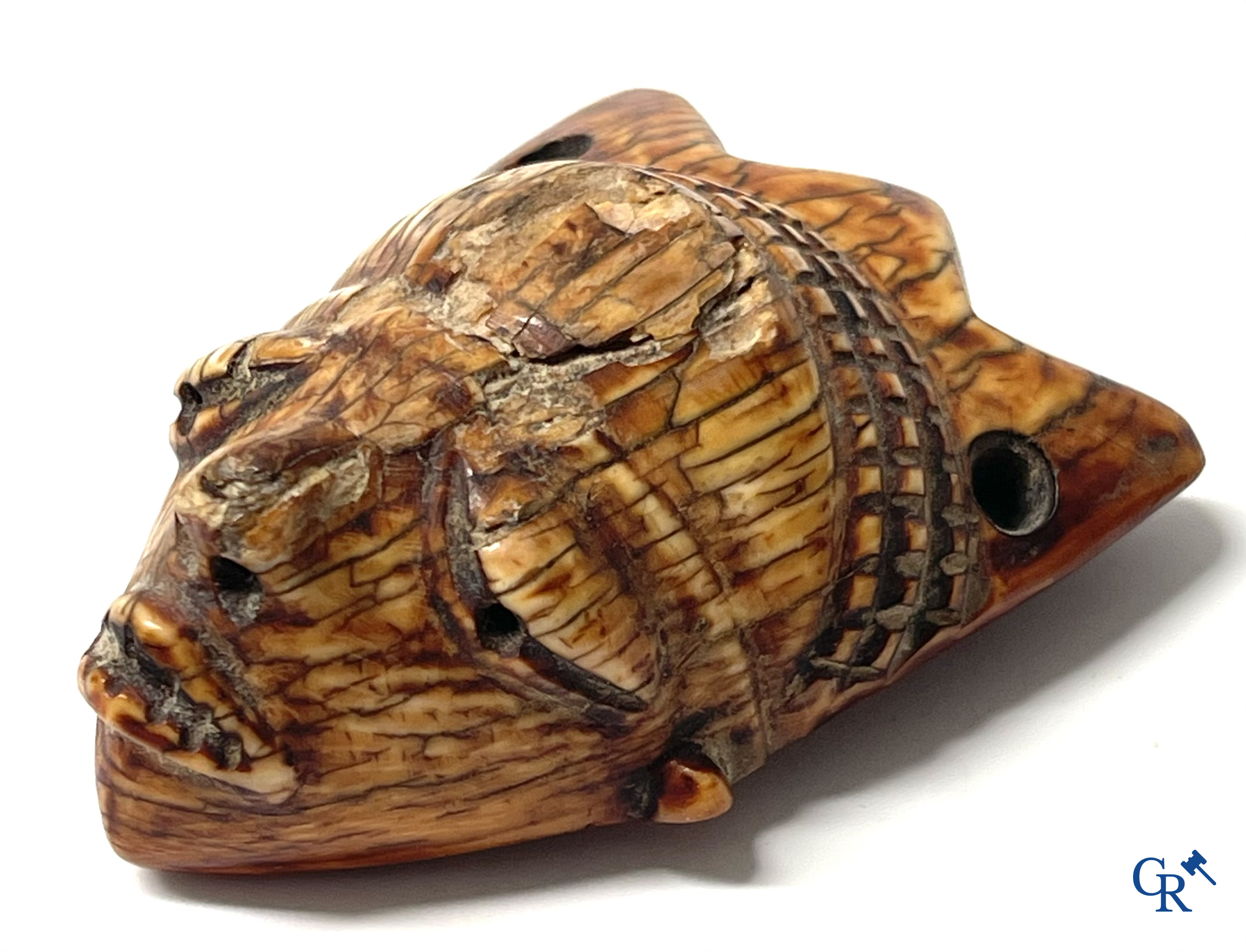 Tribal Art, Afrikaanse kunst. Democratische Republiek Congo. Een Afrikaanse Pende amulet in gesneden bot. 19e eeuw.