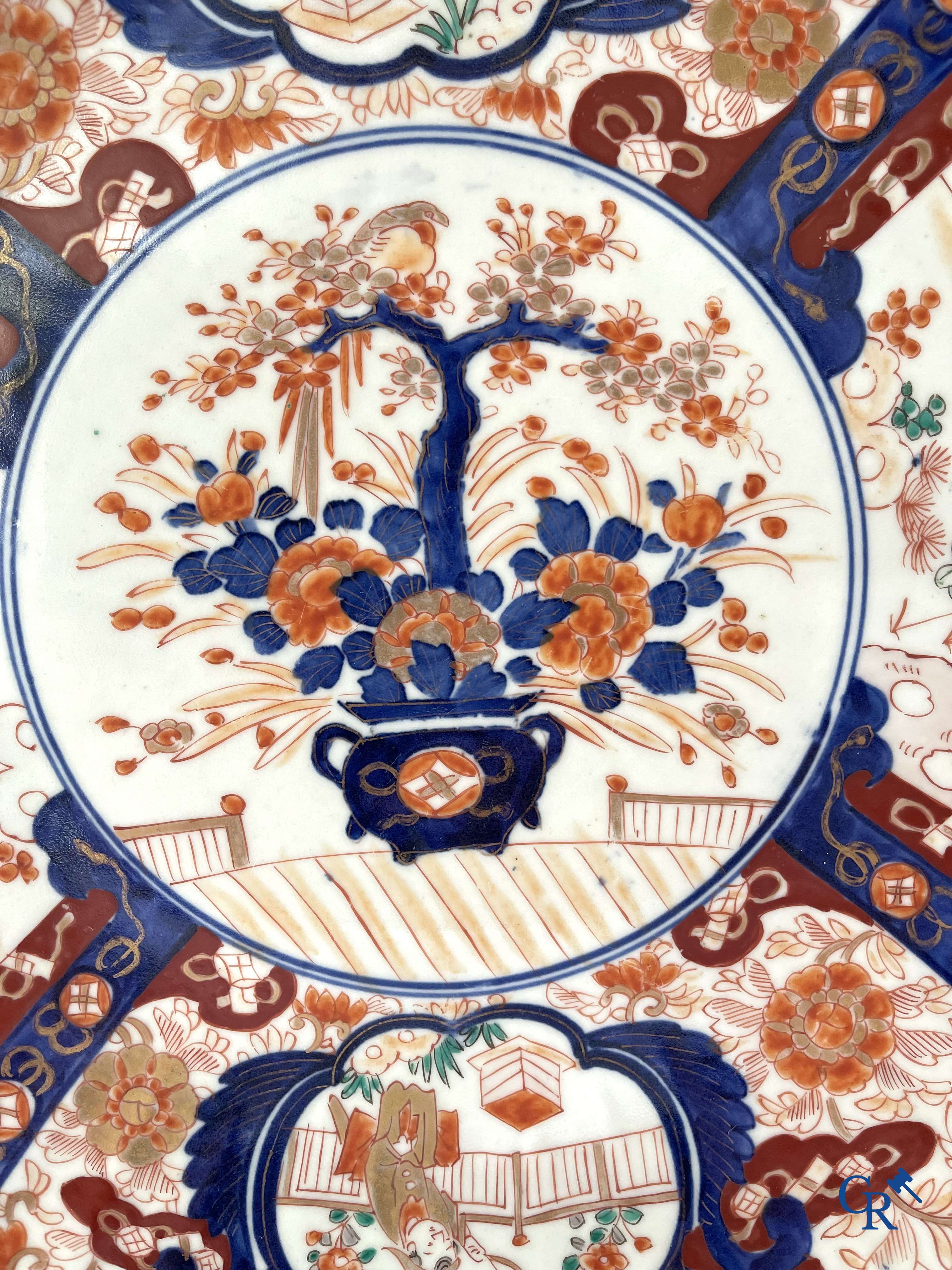 Asian Art. A large Japanese Imari dish. 19th century.