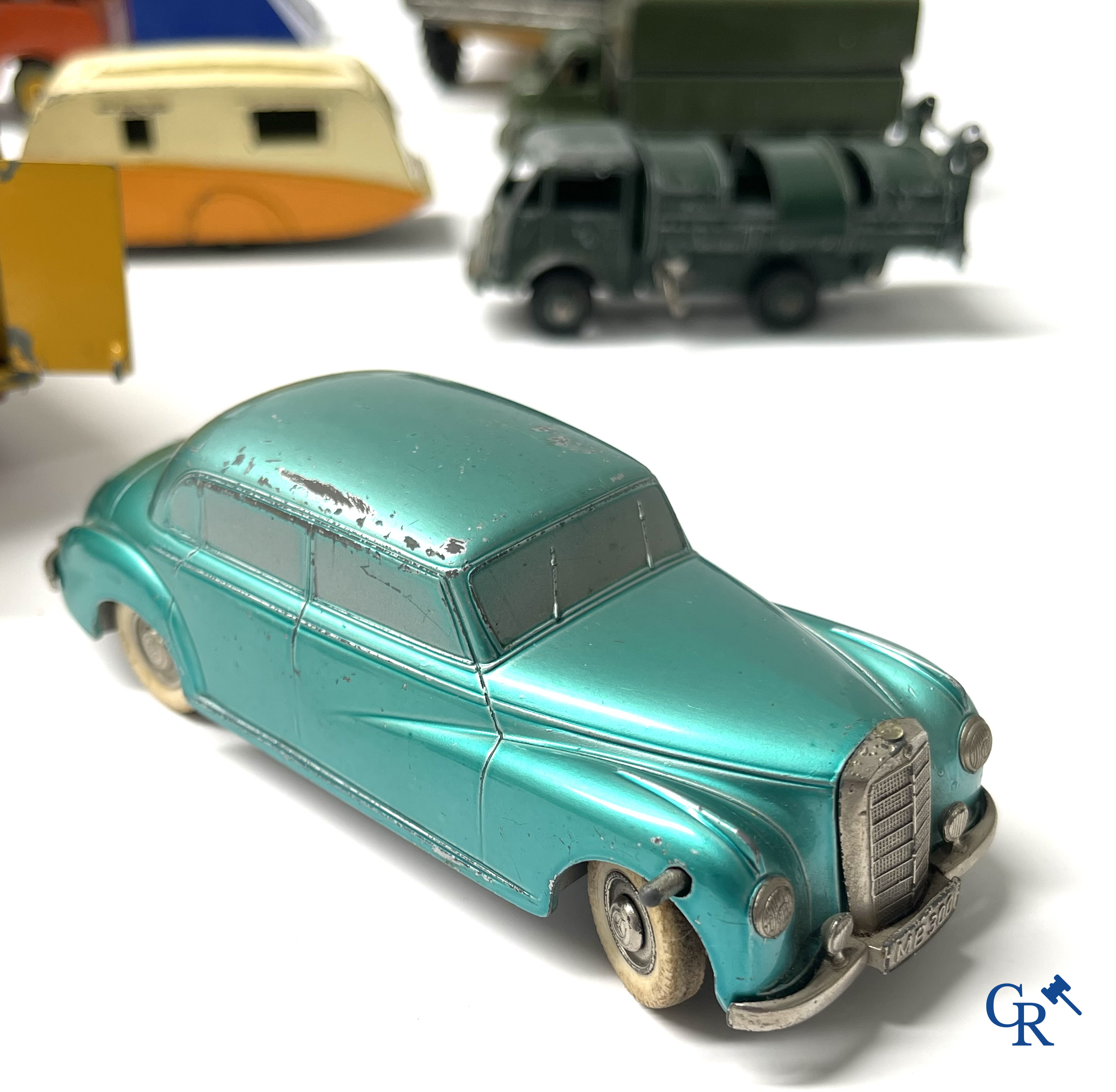 Vieux jouets. Intéressant lot de jouets. Dinky toys, Prameta Kölner Automodelle, Contstruction Jeep Japan, etc.