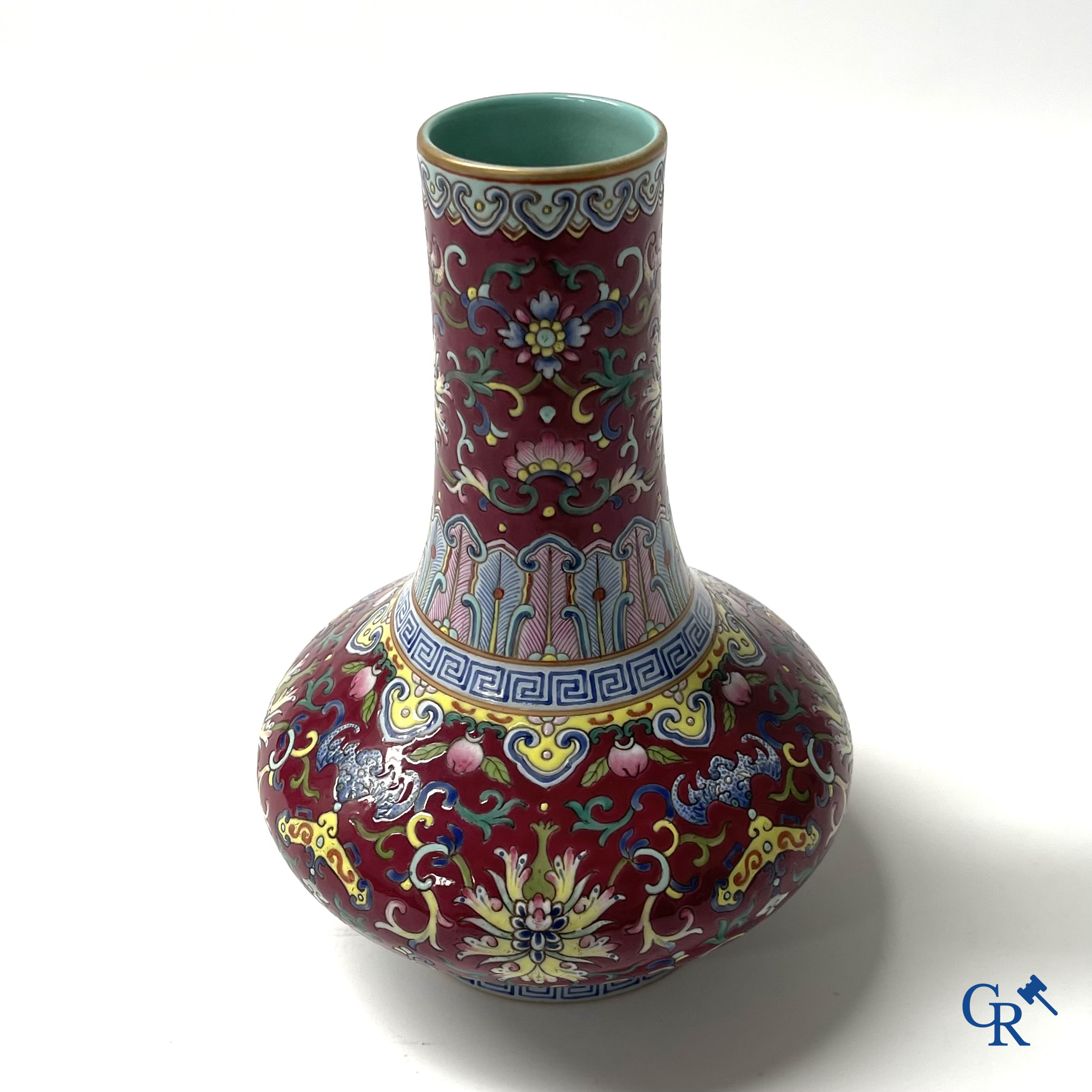 Asian Art, Chinese porcelain. A Chinese famille rose vase. Marked. Republic period. 20th century.