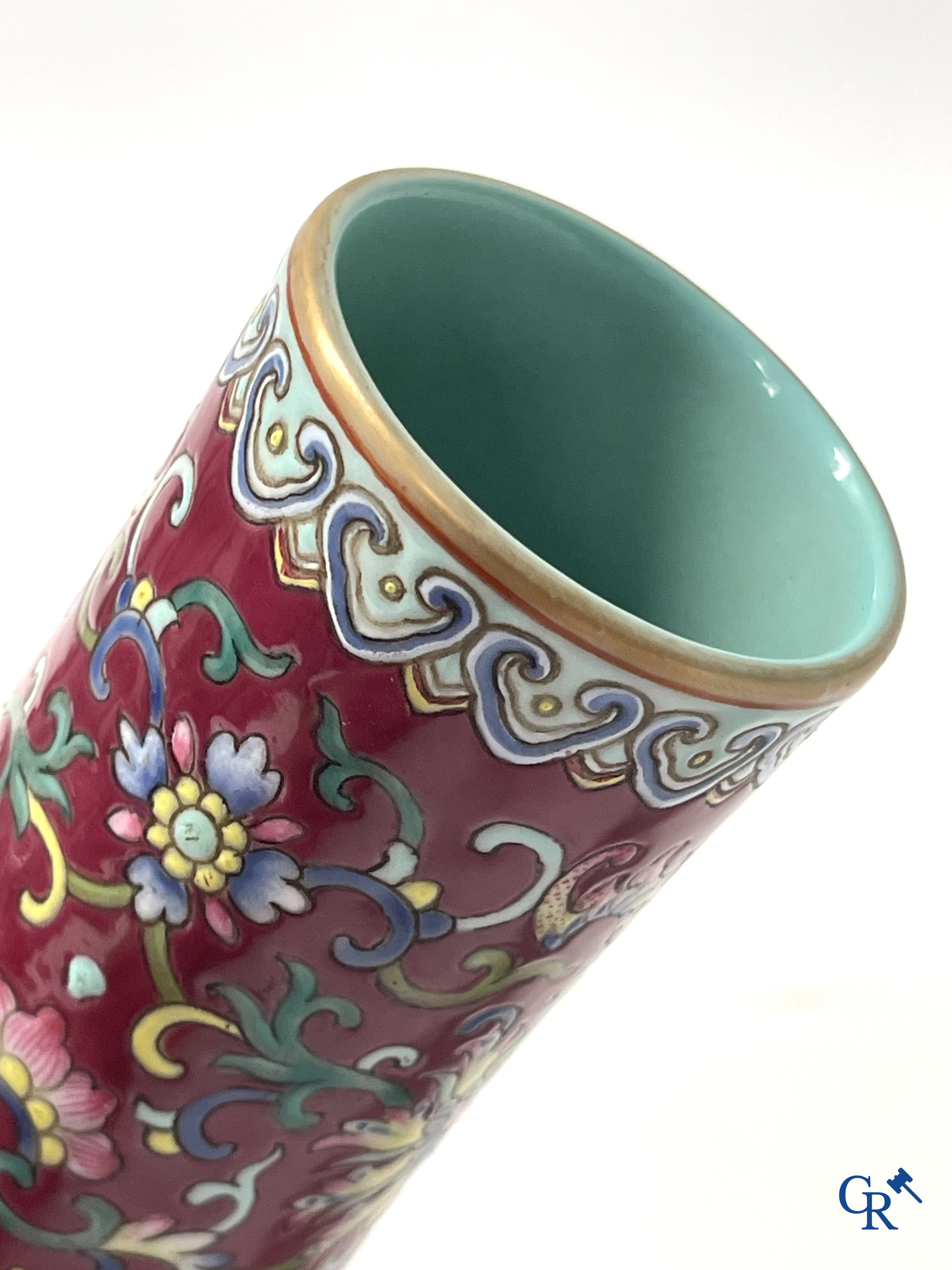 Asian Art, Chinese porcelain. A Chinese famille rose vase. Marked. Republic period. 20th century.