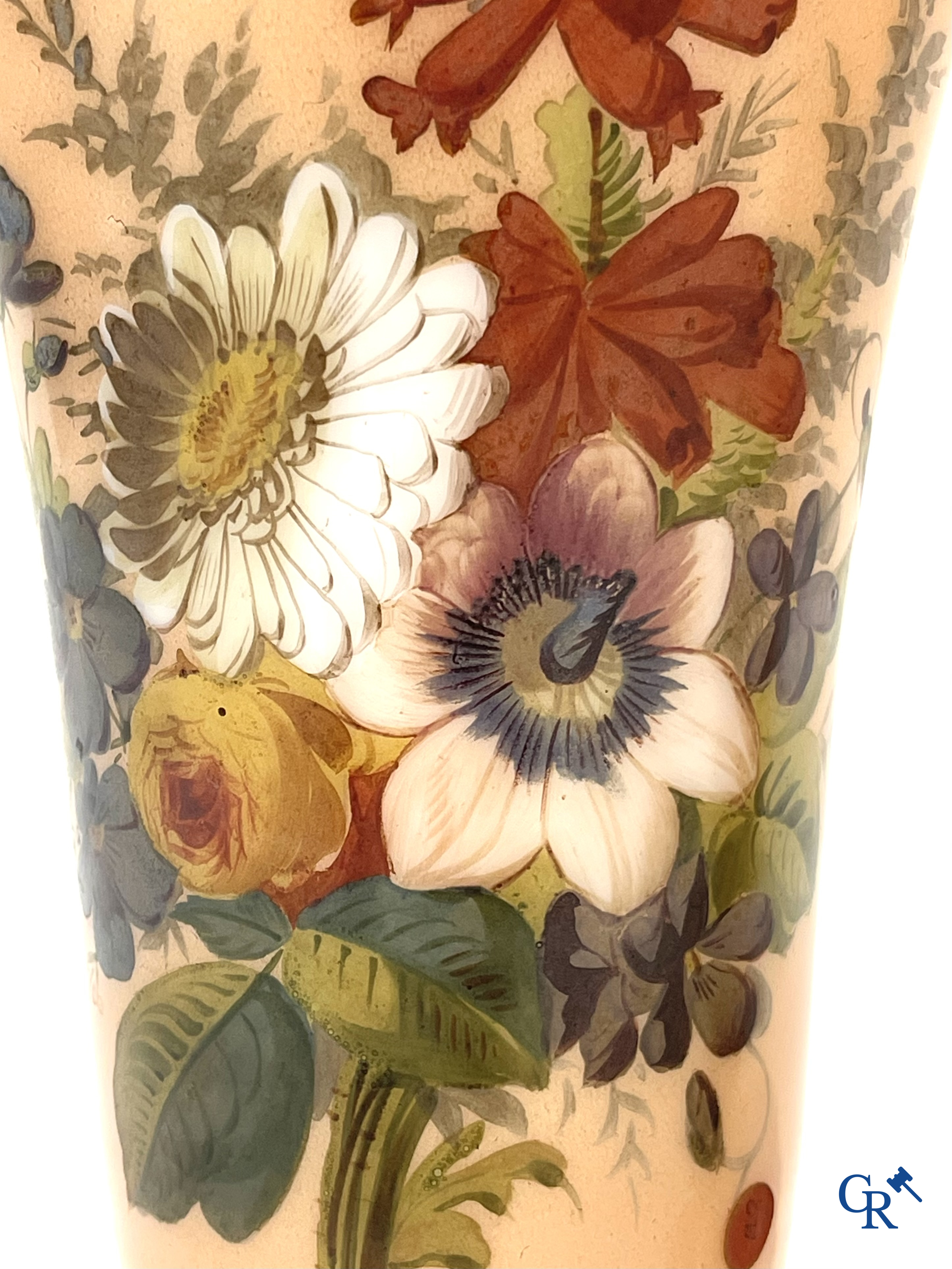 Napoleon III-periode. Paar vazen in opaline met bloemendecor. Circa 1880.