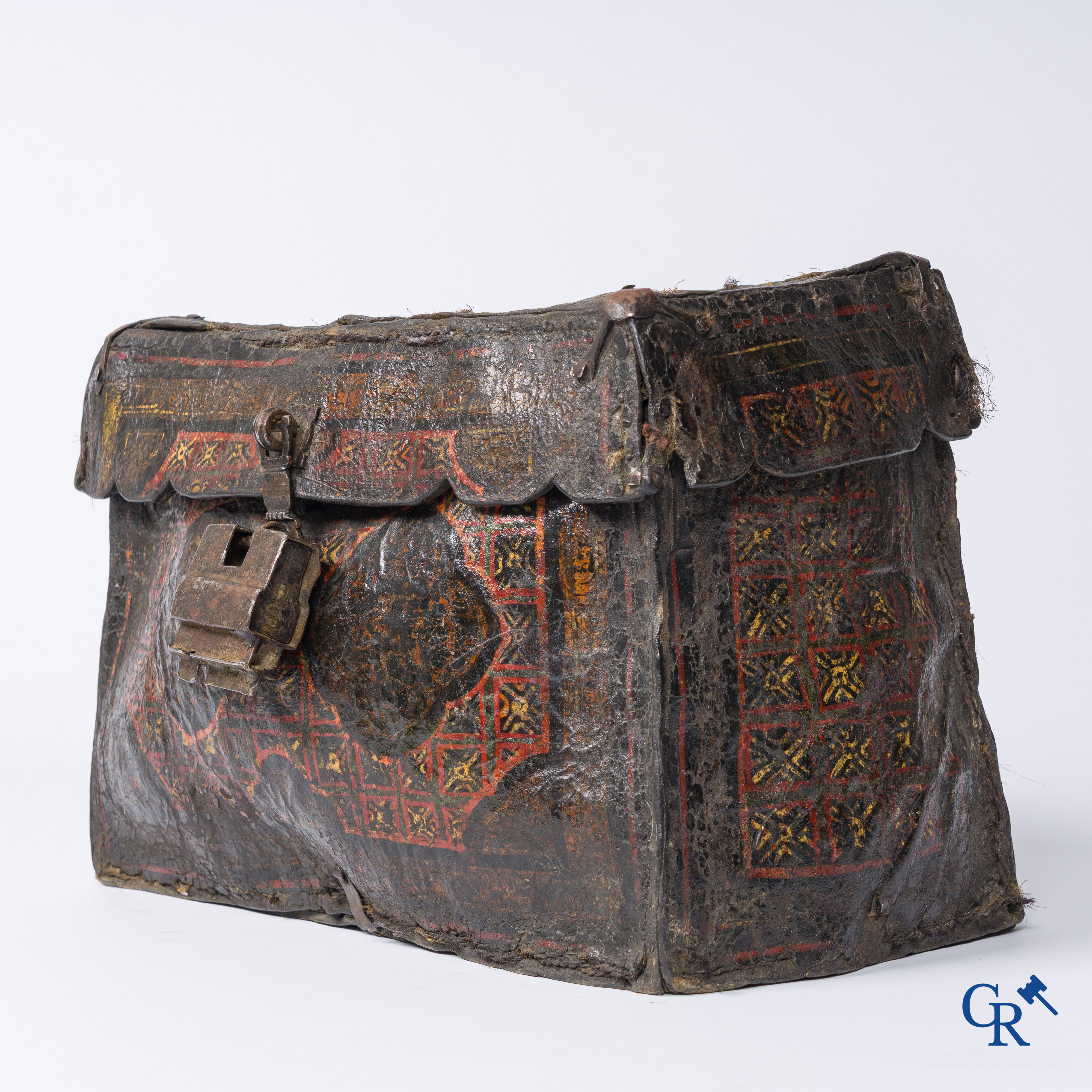 Ancien coffret à monnaie ou à documents en cuir avec serrure en fer forgé d'origine.