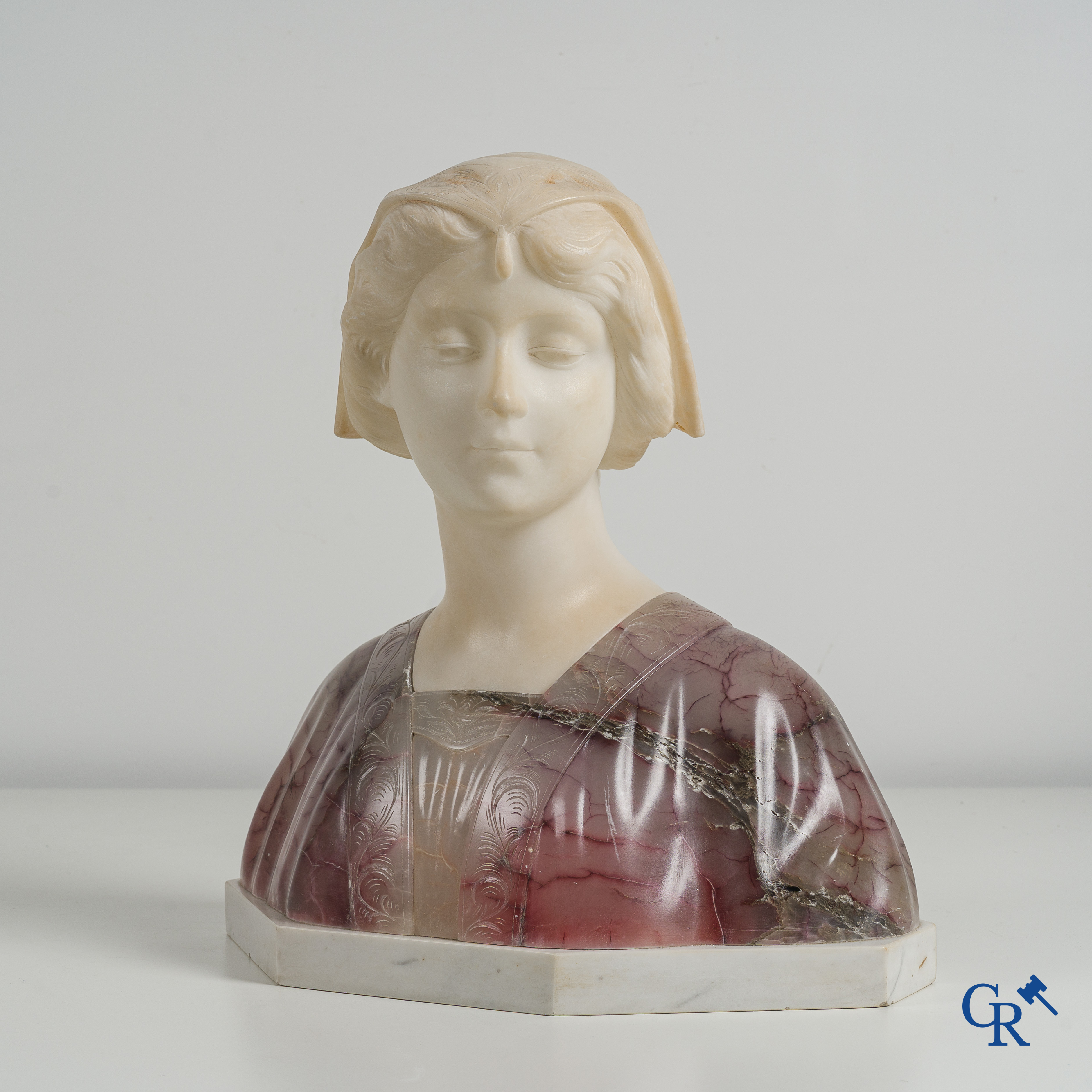 Gustave Van Vaerenbergh (1873-1927) Bust of a noble lady in white and violet veined marble. Around 1920.