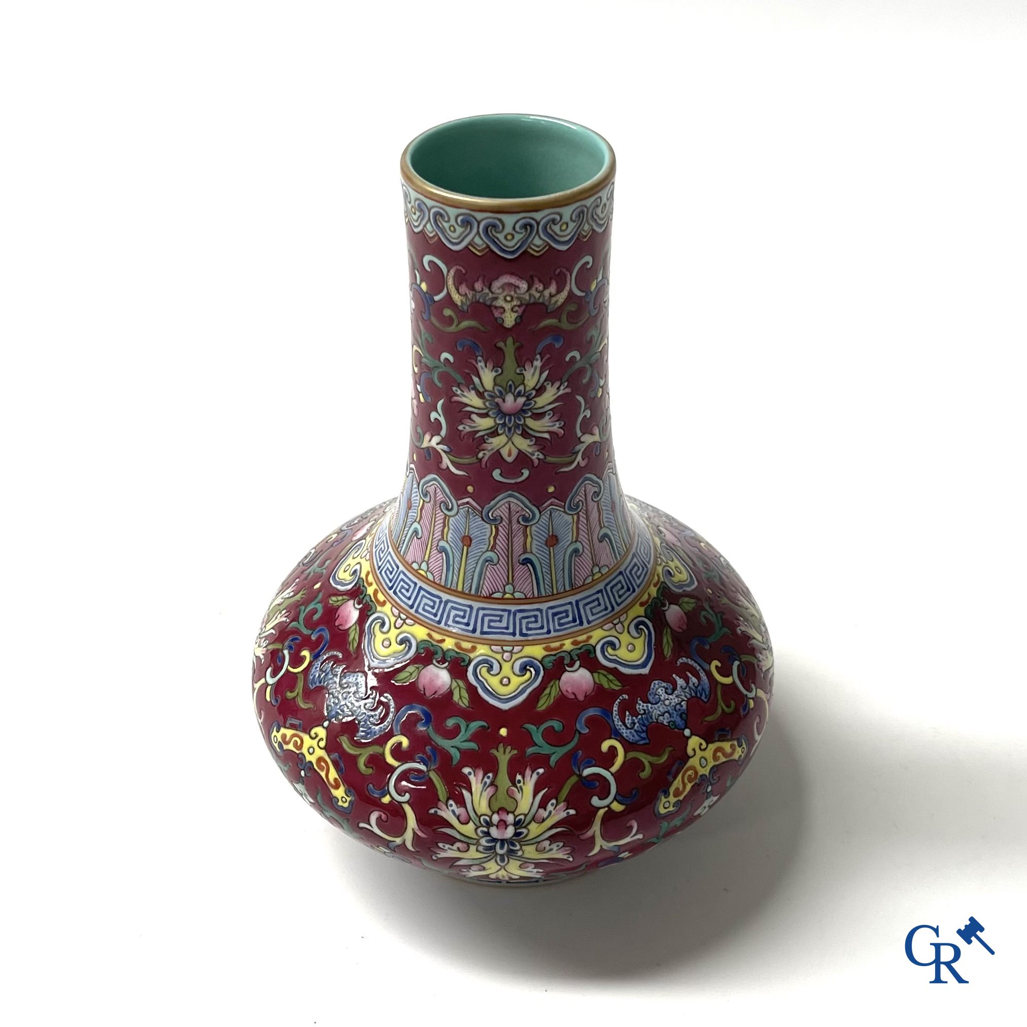 Asian Art, Chinese porcelain. A Chinese famille rose vase. Marked. Republic period. 20th century.