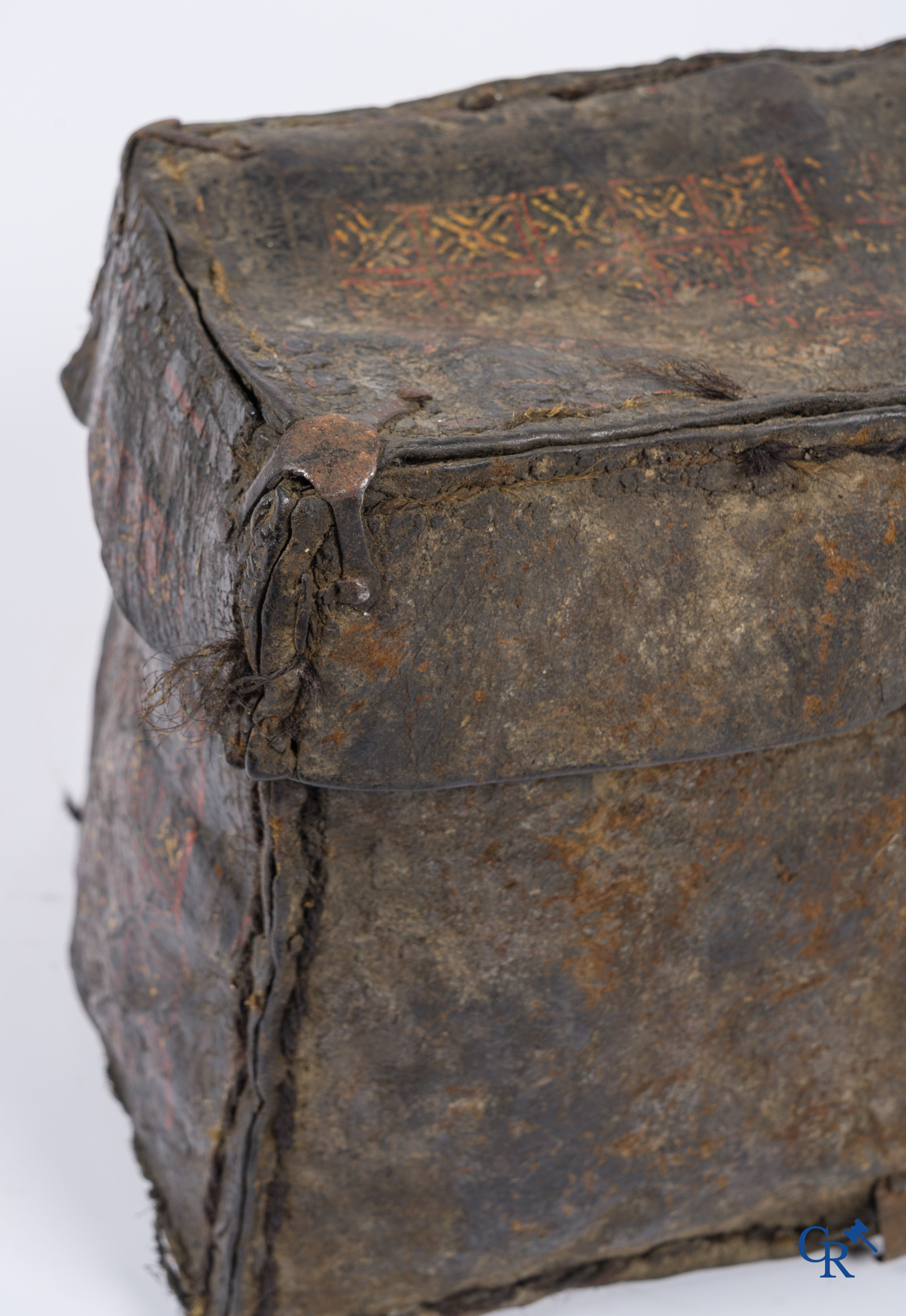 Ancien coffret à monnaie ou à documents en cuir avec serrure en fer forgé d'origine.