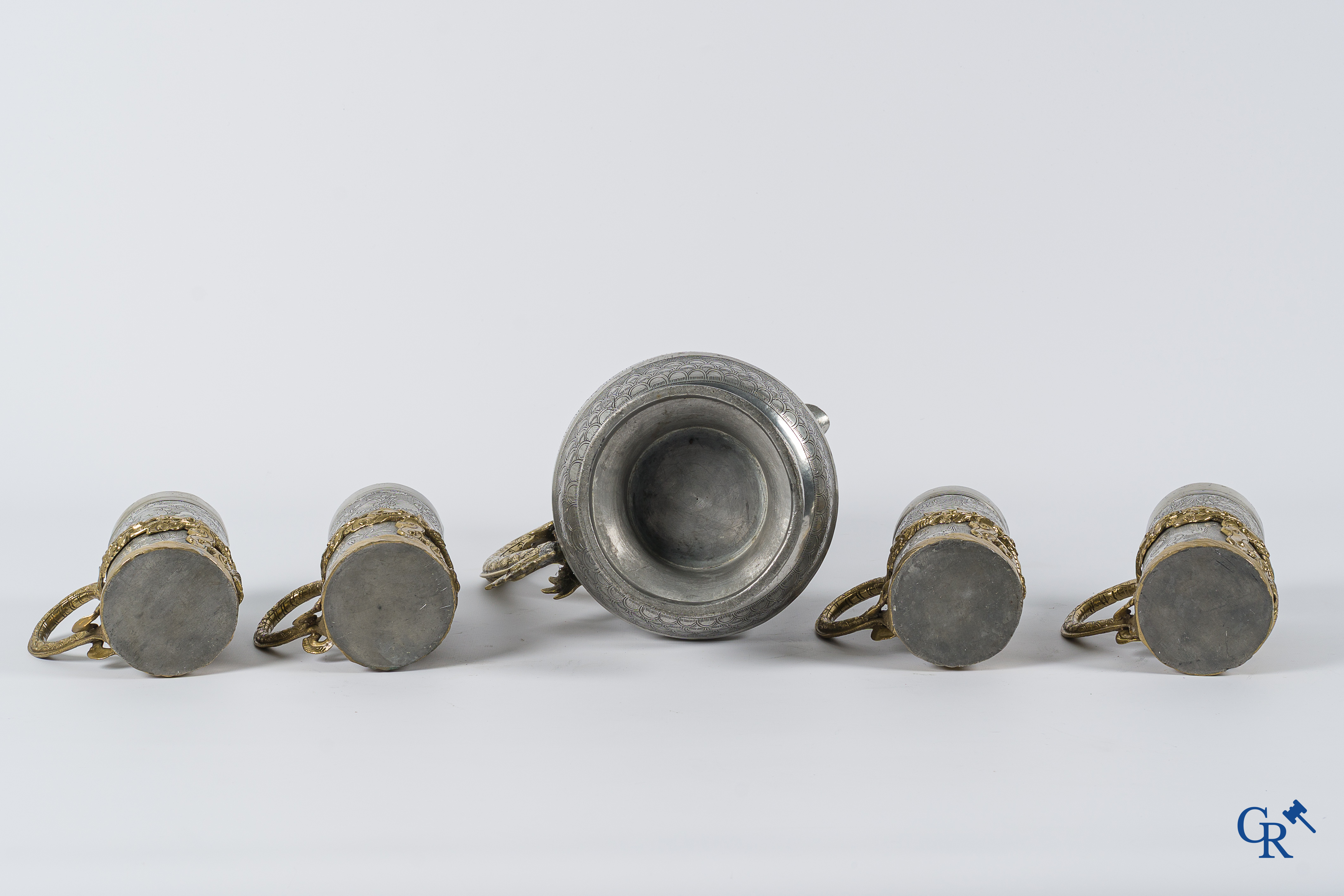 Asian Art. A large Chinese lid jug and 4 drinking cups in tin and bronze. 20th century.