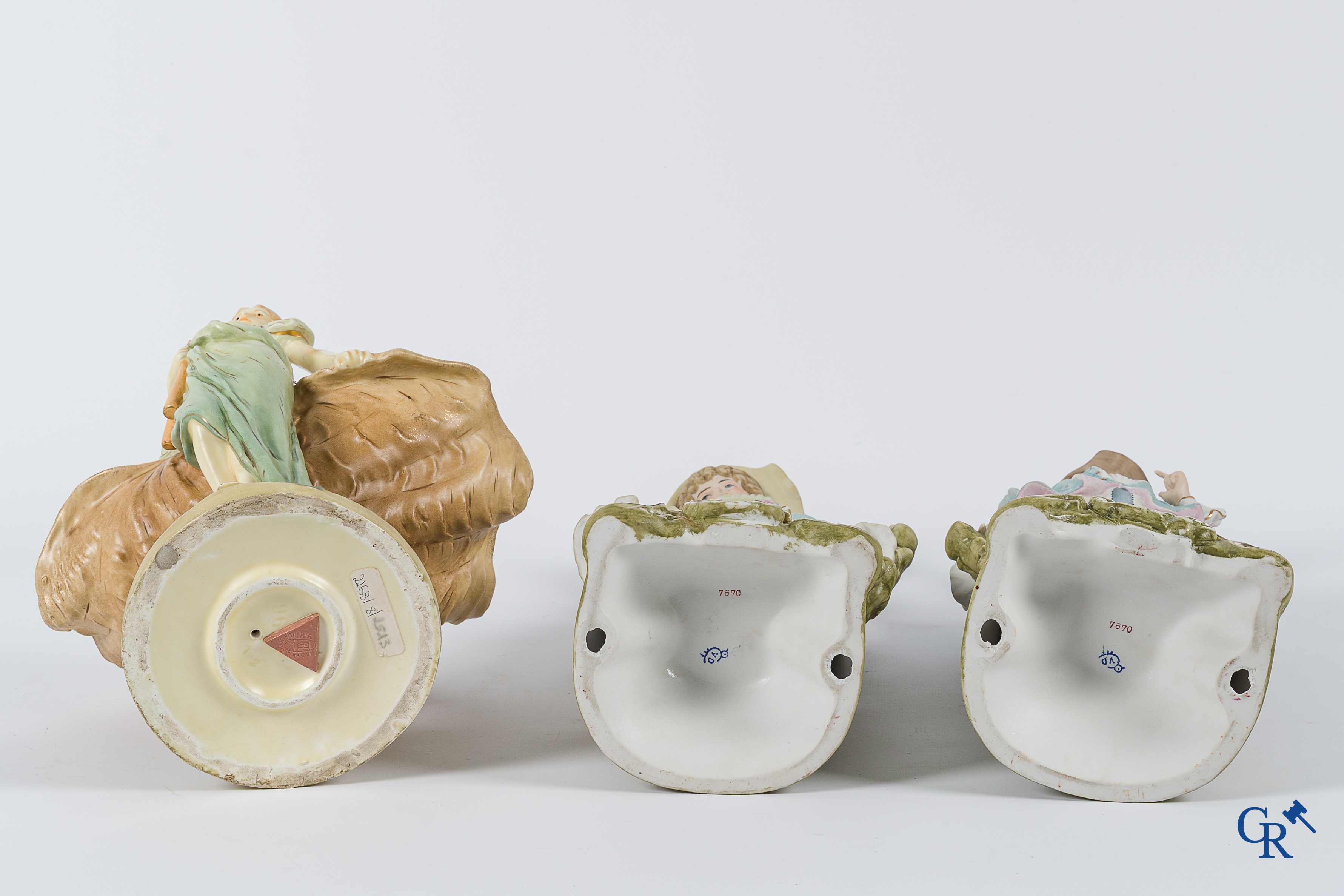 Nice lot of brocante consisting of a vide poche in Royal Dux, a pair of biscuit statues and a pair of frames. Around 1920.