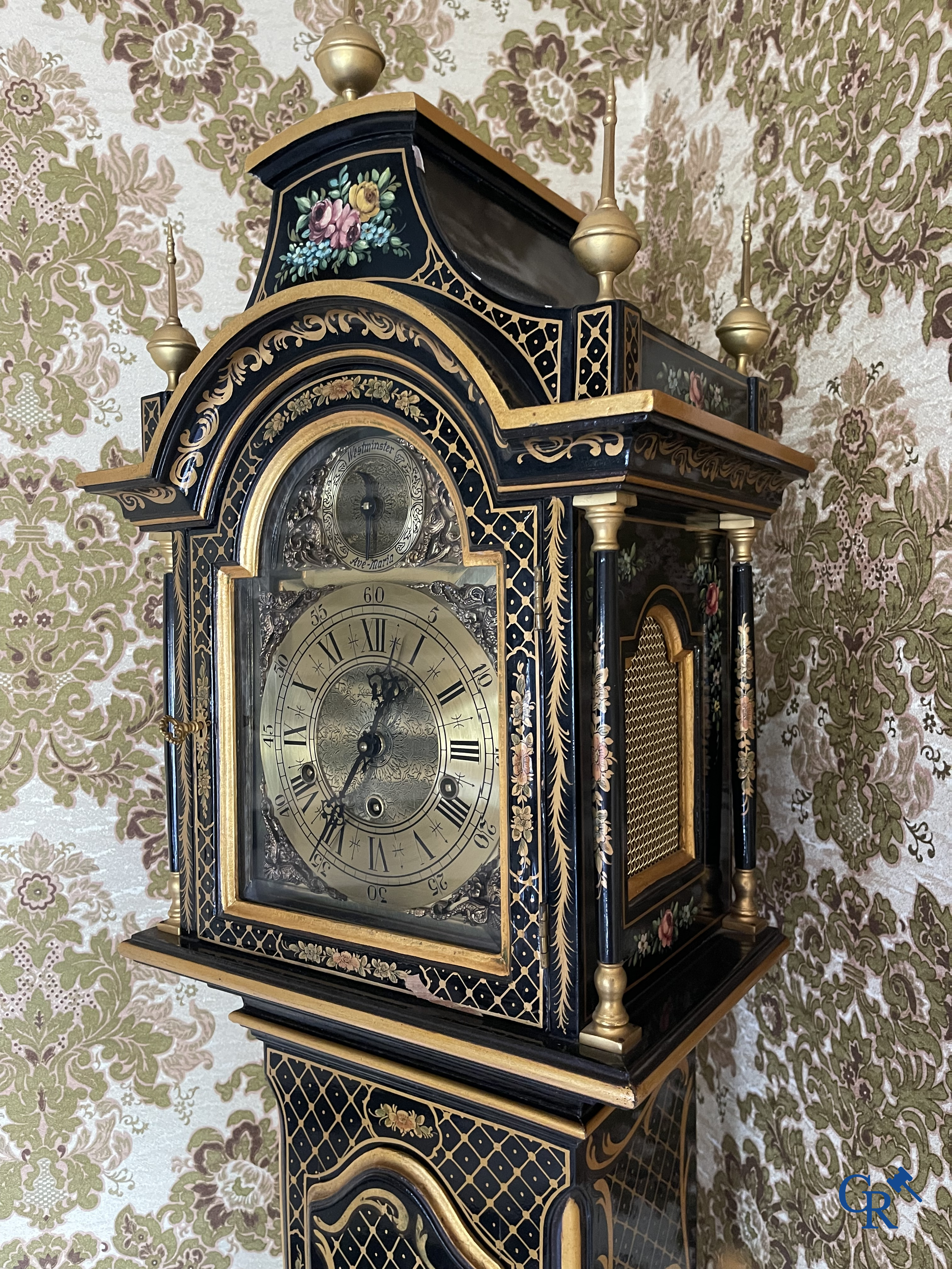 Meubelen. Uitgebreid lot met verguld en beschilderd houten meubilair. Console met spiegel, commode, armzetels, enz.